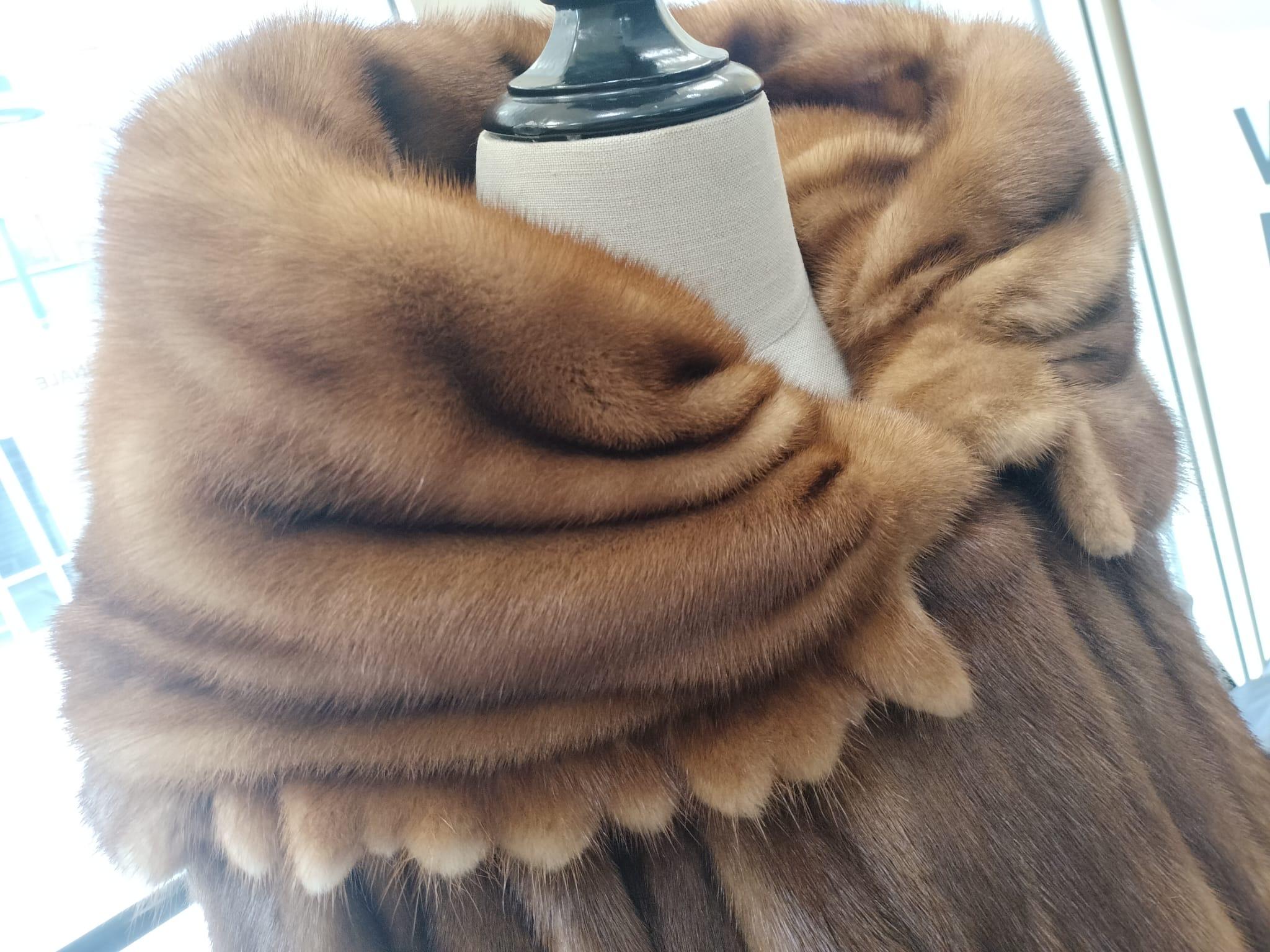Fendi Cappotto Reversibile in Visone Golden, Nuovo con Cartellino en venta 14