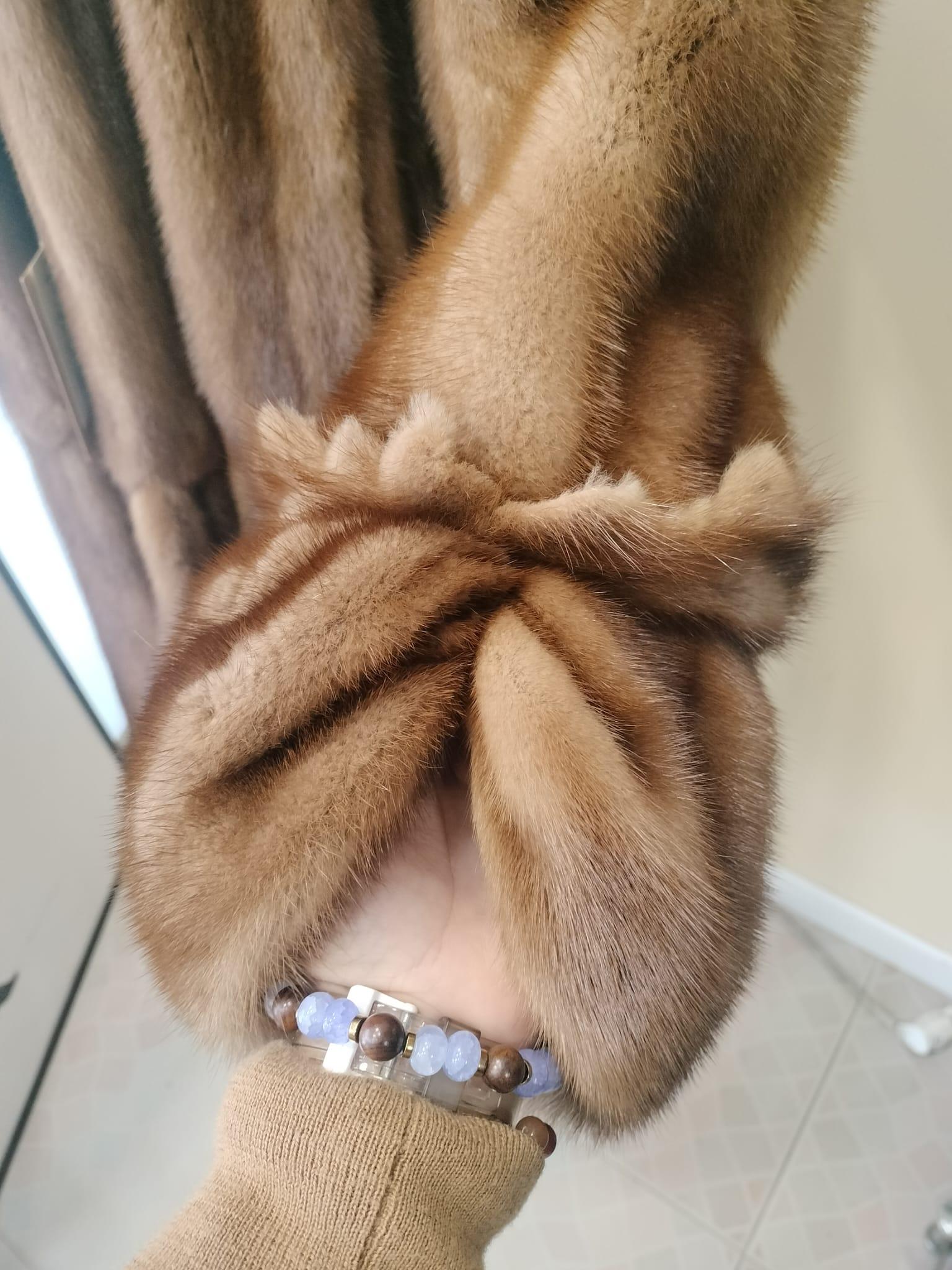 Un capolavoro assoluto della pellicceria italiana firmato Fendi, questo magnifico cappotto in visone golden rappresenta una delle creazioni più ricercate e rare della Maison.
Un modelo reversible, completamente nuevo con cartón, con un precio de