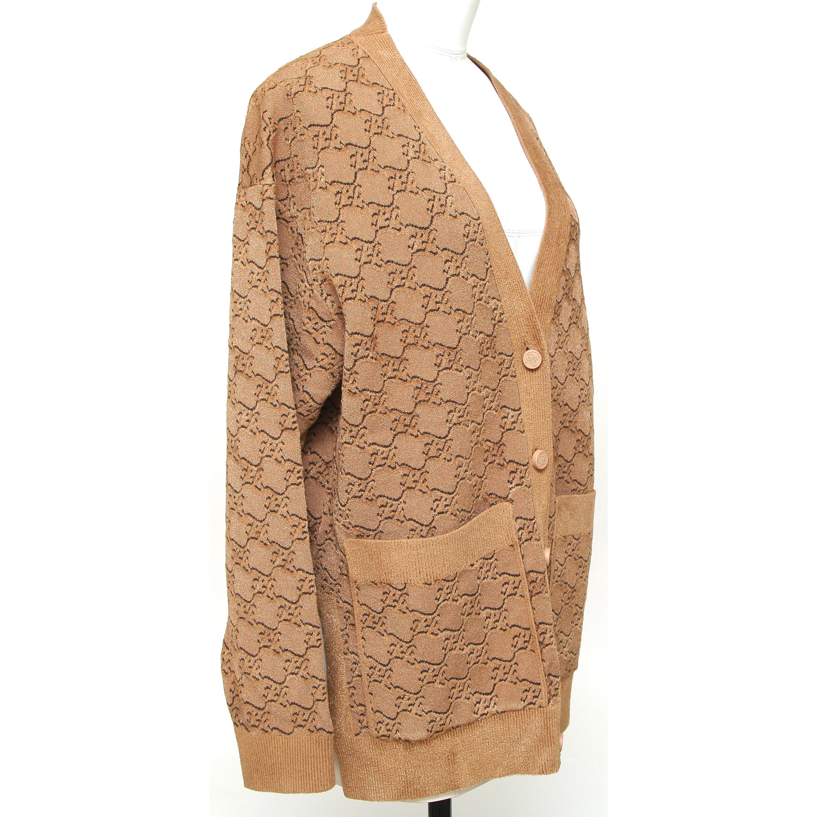 GUARANTEED AUTHENTIC FENDI KARLIGRAPHY OVERSIZED CARDIGAN

Details:
- Oversized relax fit with the Karligraphy print.
- V-neck, 3 front button closure.
- Vents at end of sleeves.
- Easy to wear.

Size: 36

Fabric: 77% Viscose, 12% Polyester, 11%