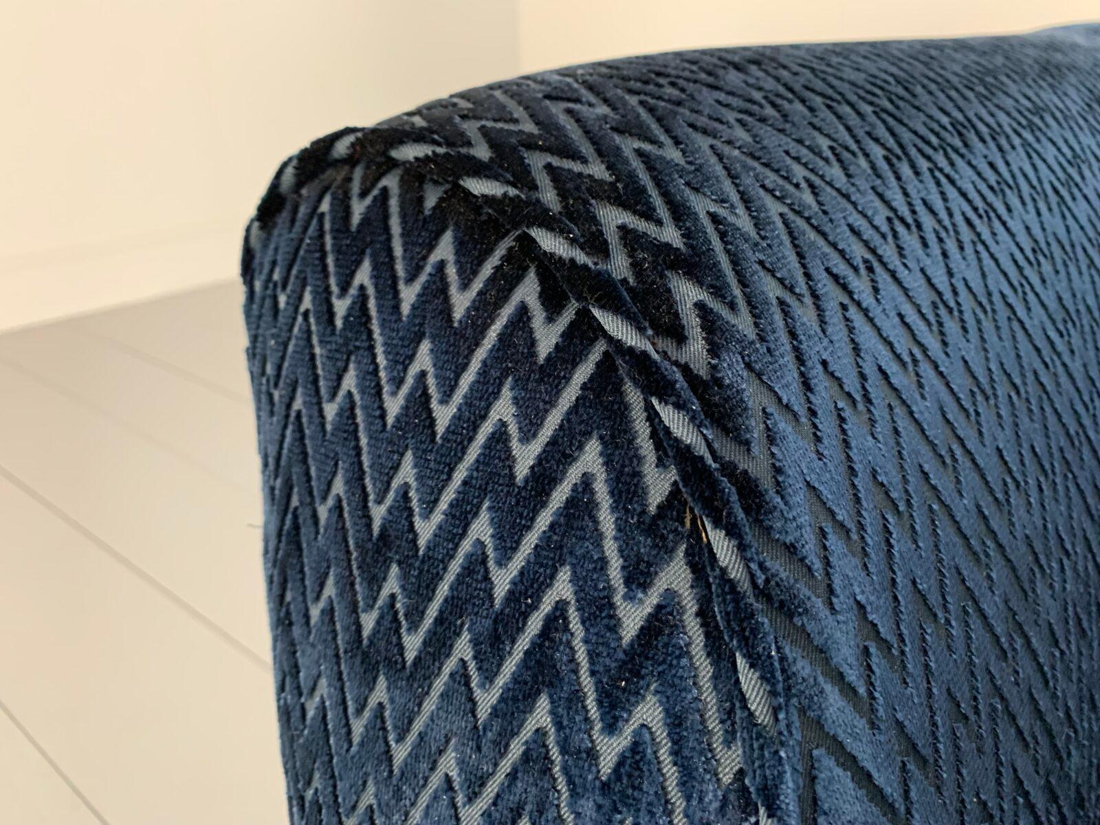Sofa Casa 4 places en velours zigzag bleu marine Fendi en vente 1