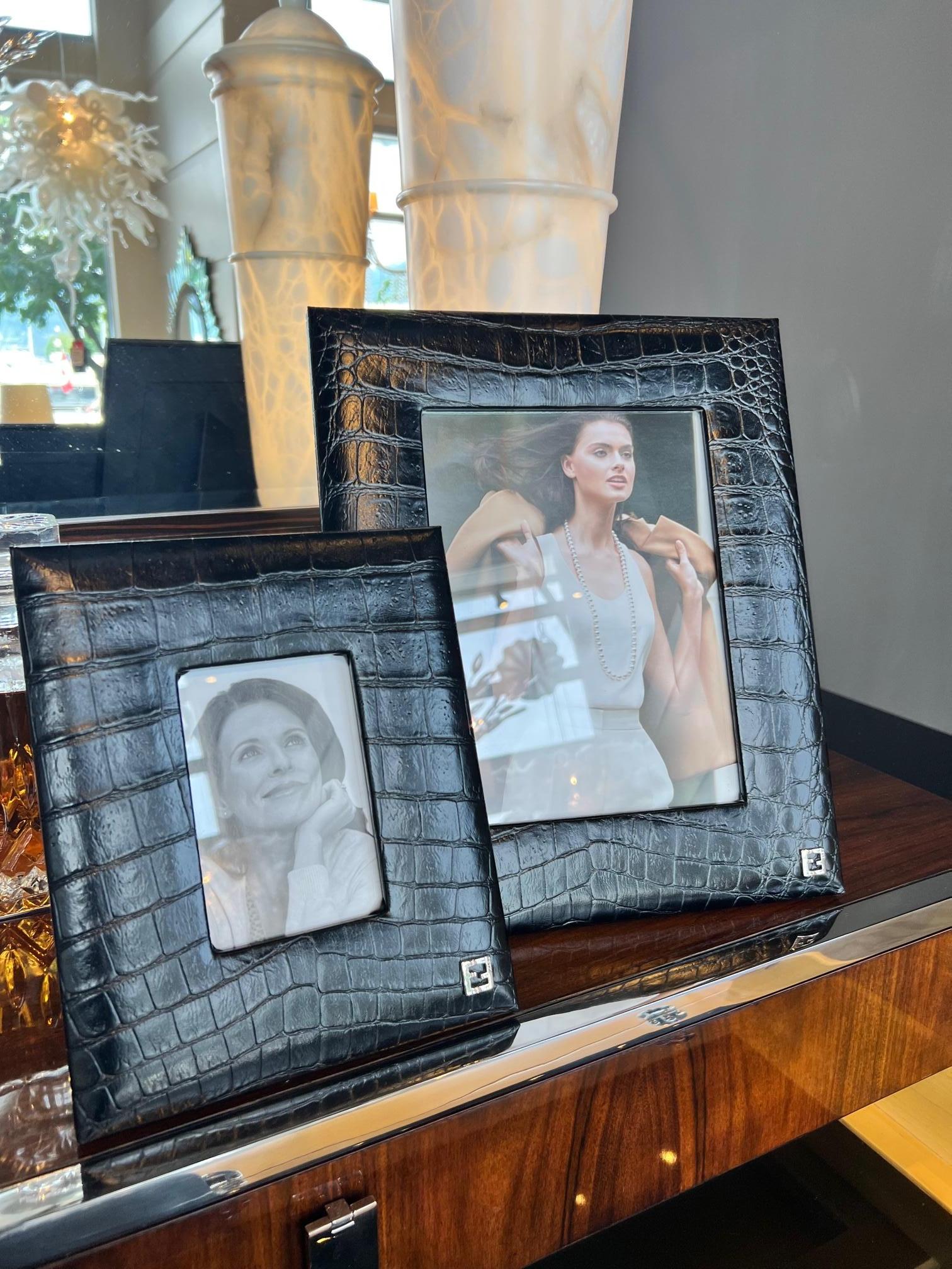 Große und kleine Fotorahmen aus schwarzem Leder mit Krokoprägung und Glaseinsätzen. Rückseite aus Fendi-Stoff mit verchromtem 