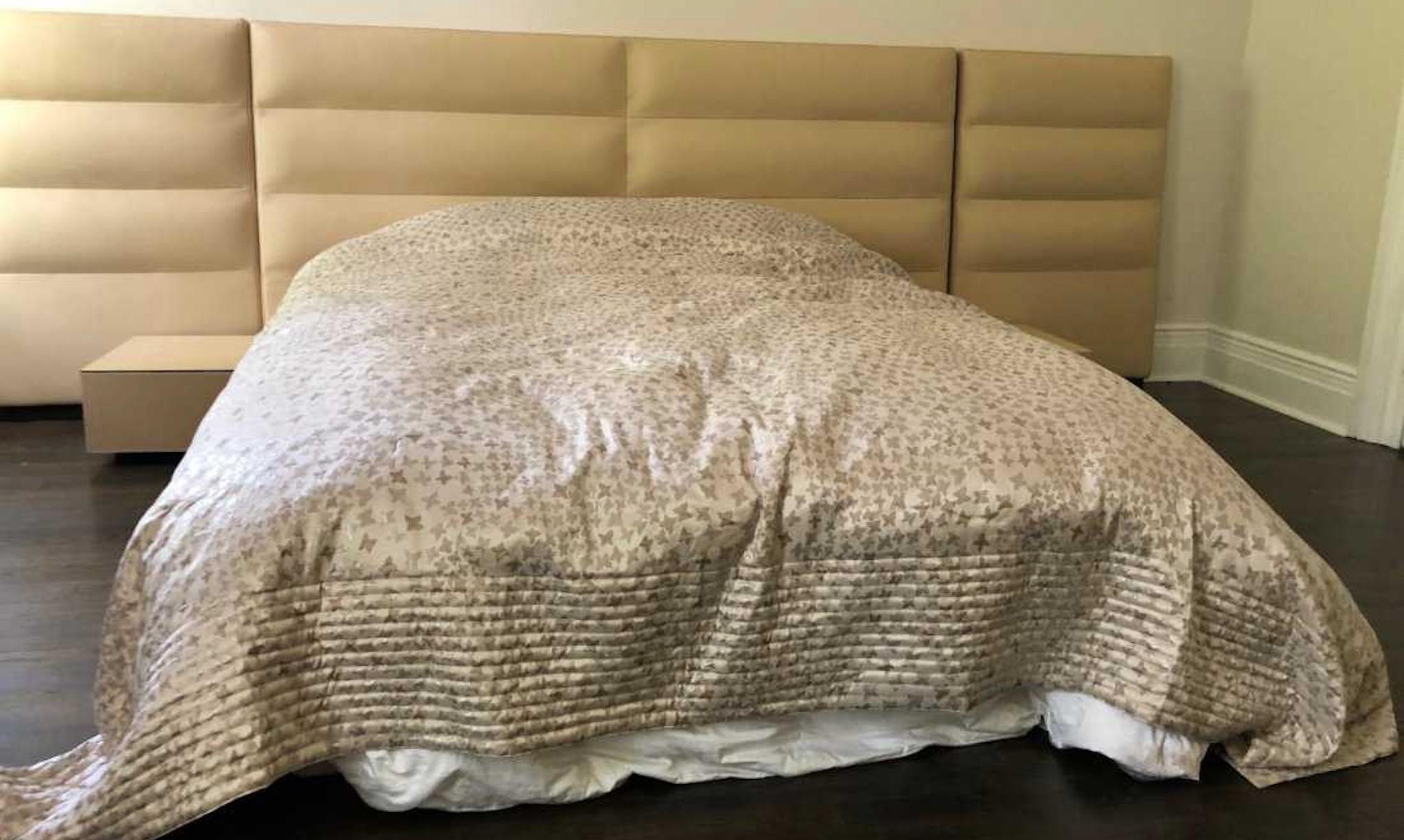 Tête de lit Casa King Size en cuir avec tables de nuit intégrées en cuir Fendi  en vente 12