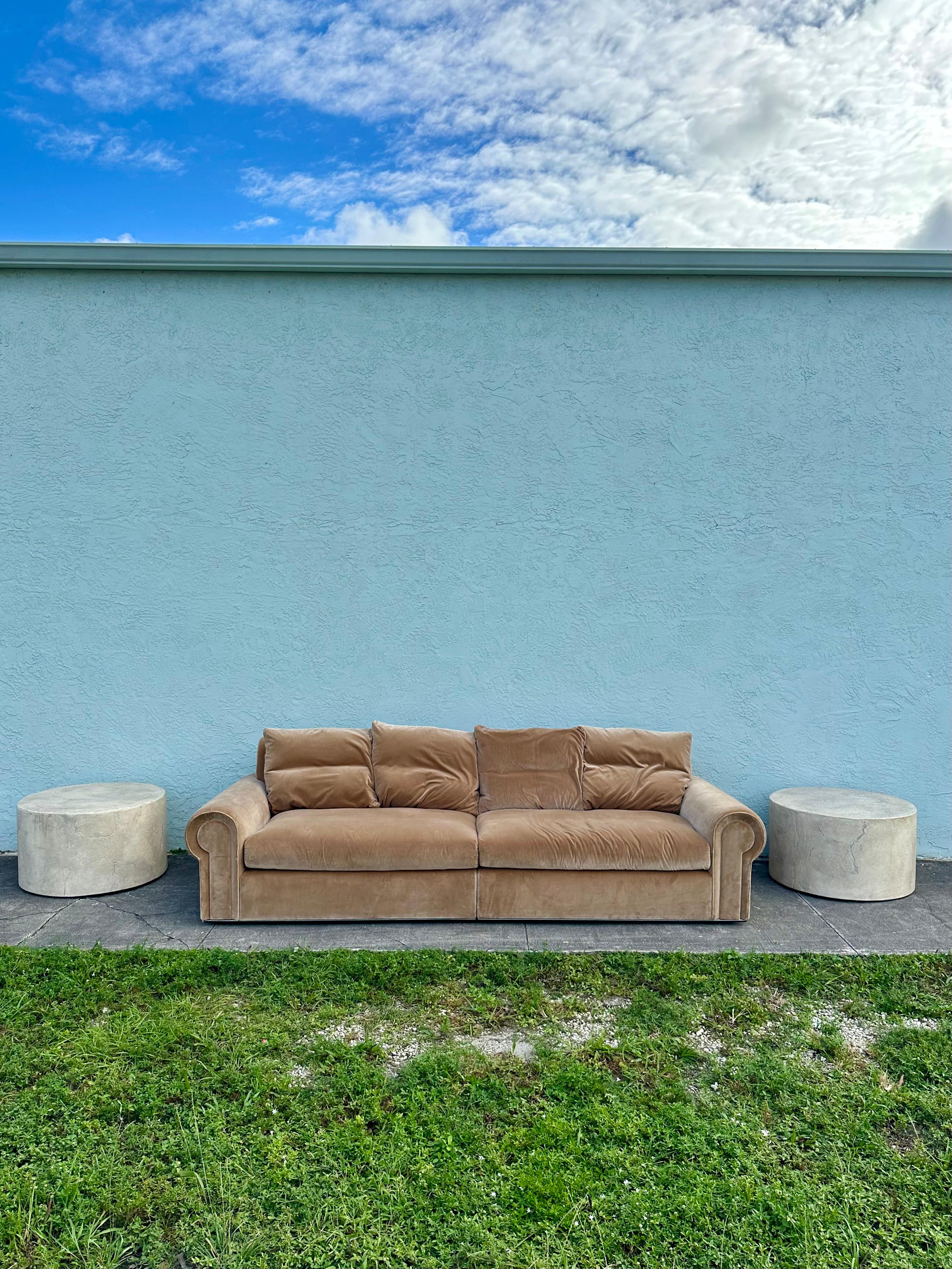 Este sofá ultra raro desprende un aire de lujo y refinamiento. El diseño es extraordinario en todas partes. El lujoso sofá es una pieza única y llena de personalidad.  Sofá doble modular de terciopelo camel de la emblemática casa de moda italiana