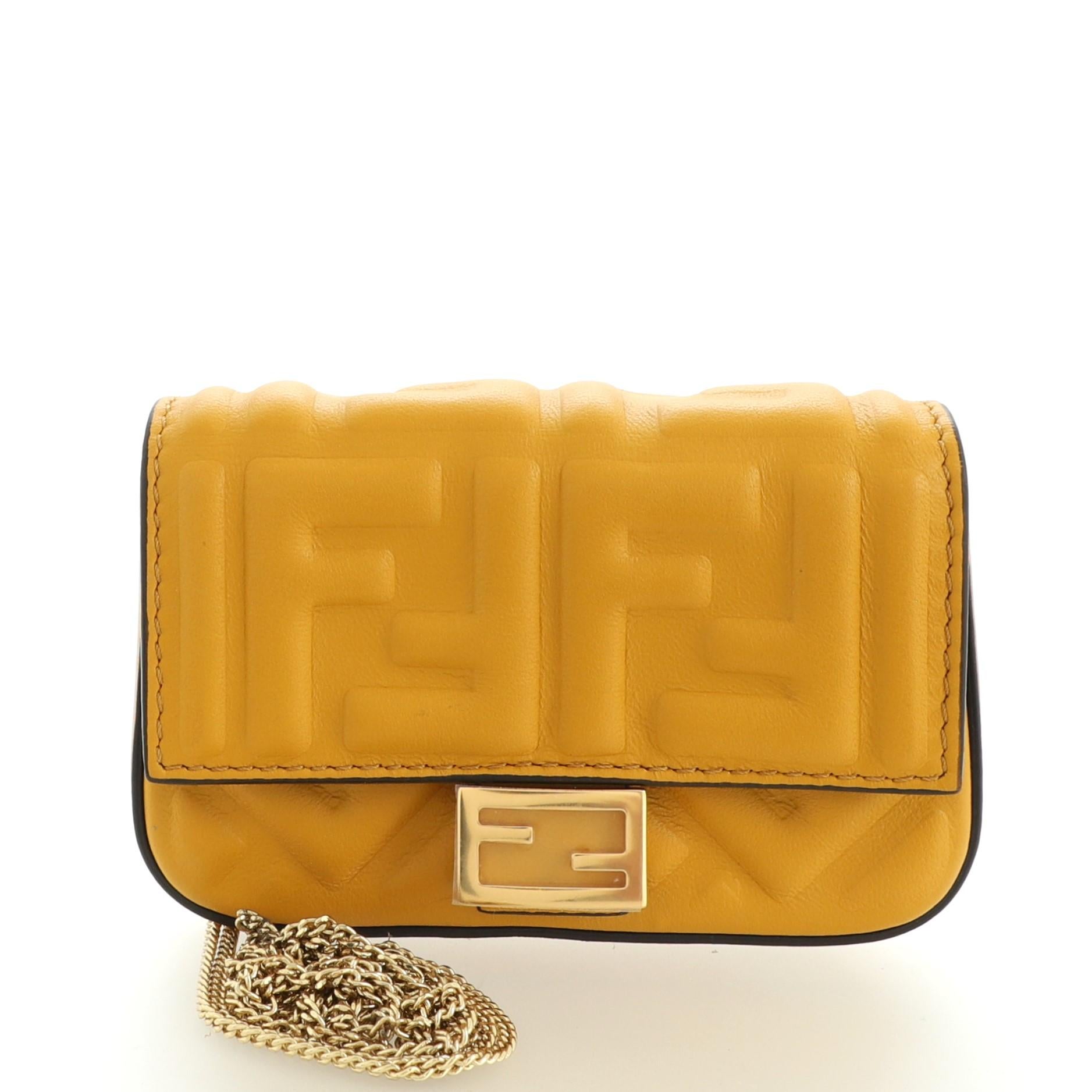 Condition: Good. Damaged strap closure. Scratches on hardware.
Accessories: With Strap
Measurements: Height 2.5