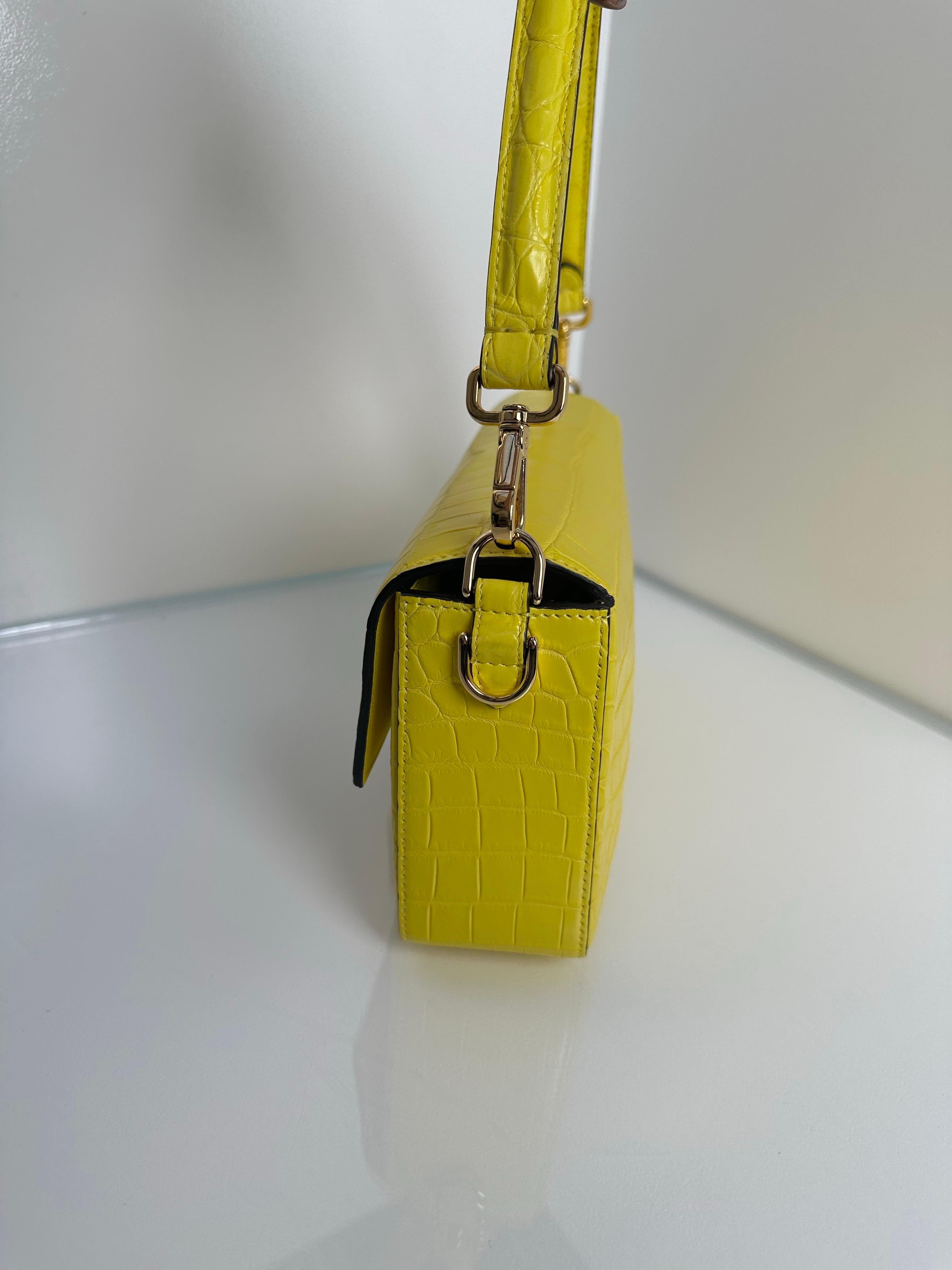 De las mujeres Fendi Chartreuse Exotic Baguette Gold Hardware en venta
