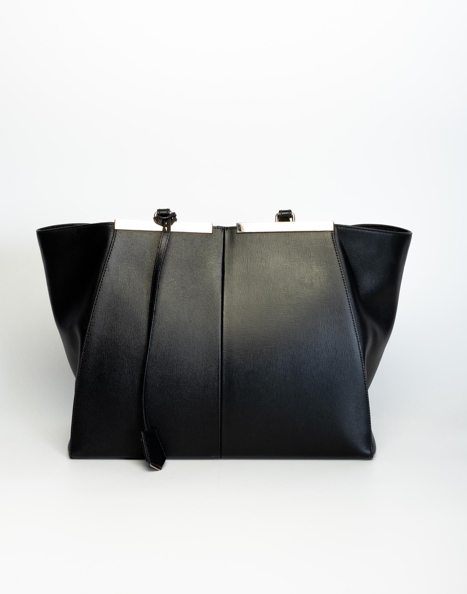 Ce sac fourre-tout classique 3 Jours de Fendi est réalisé en cuir saffiano noir avec des ferrures en ton argenté, deux poches intérieures à glissière et une poche intérieure zippée.

**Authentifié par entrupy**

COULEUR : Noir
CODE DE L'ÉLÉMENT :