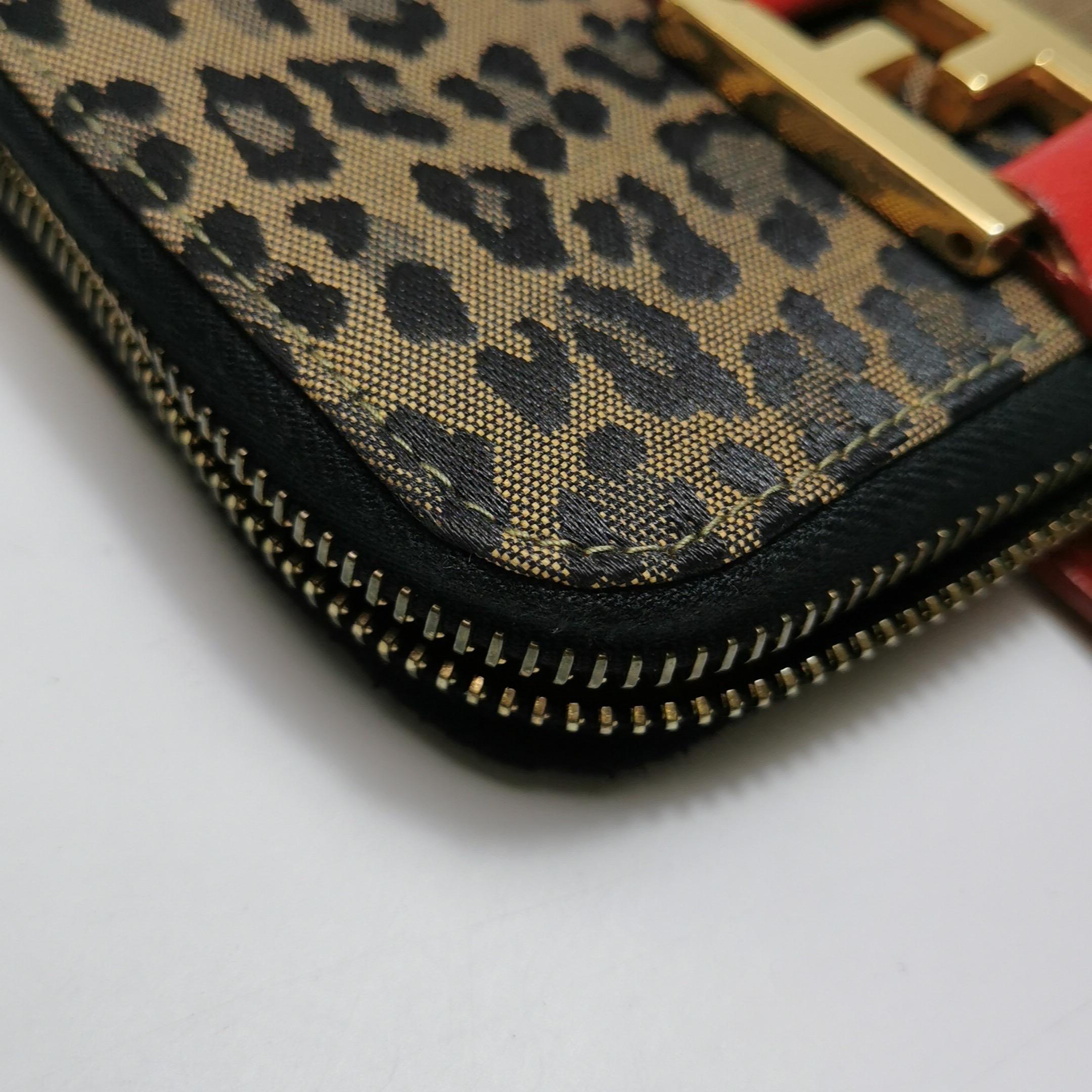 Pochette Fendi in denim con stampa leopardo e manici in pelle rossa 7