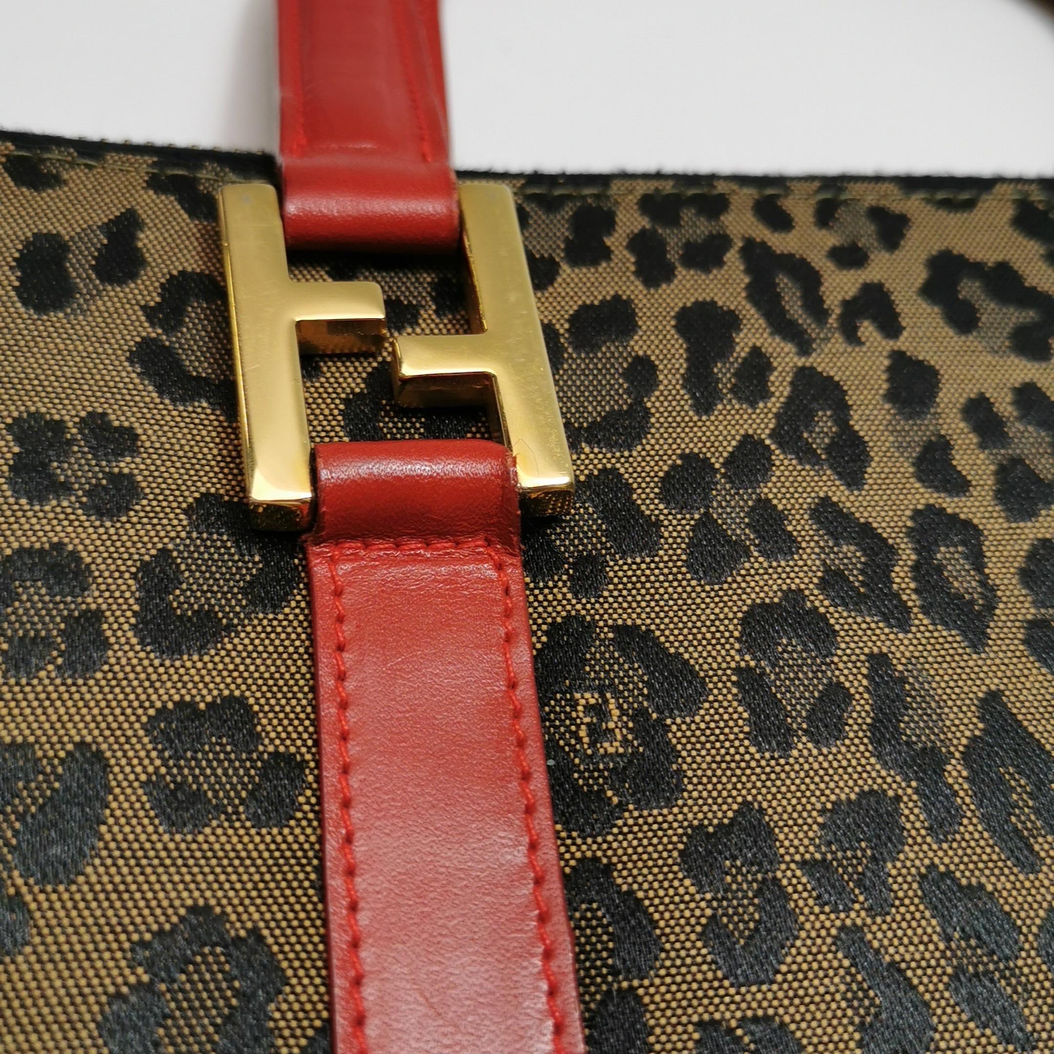Pochette Fendi in denim con stampa leopardo e manici in pelle rossa 8