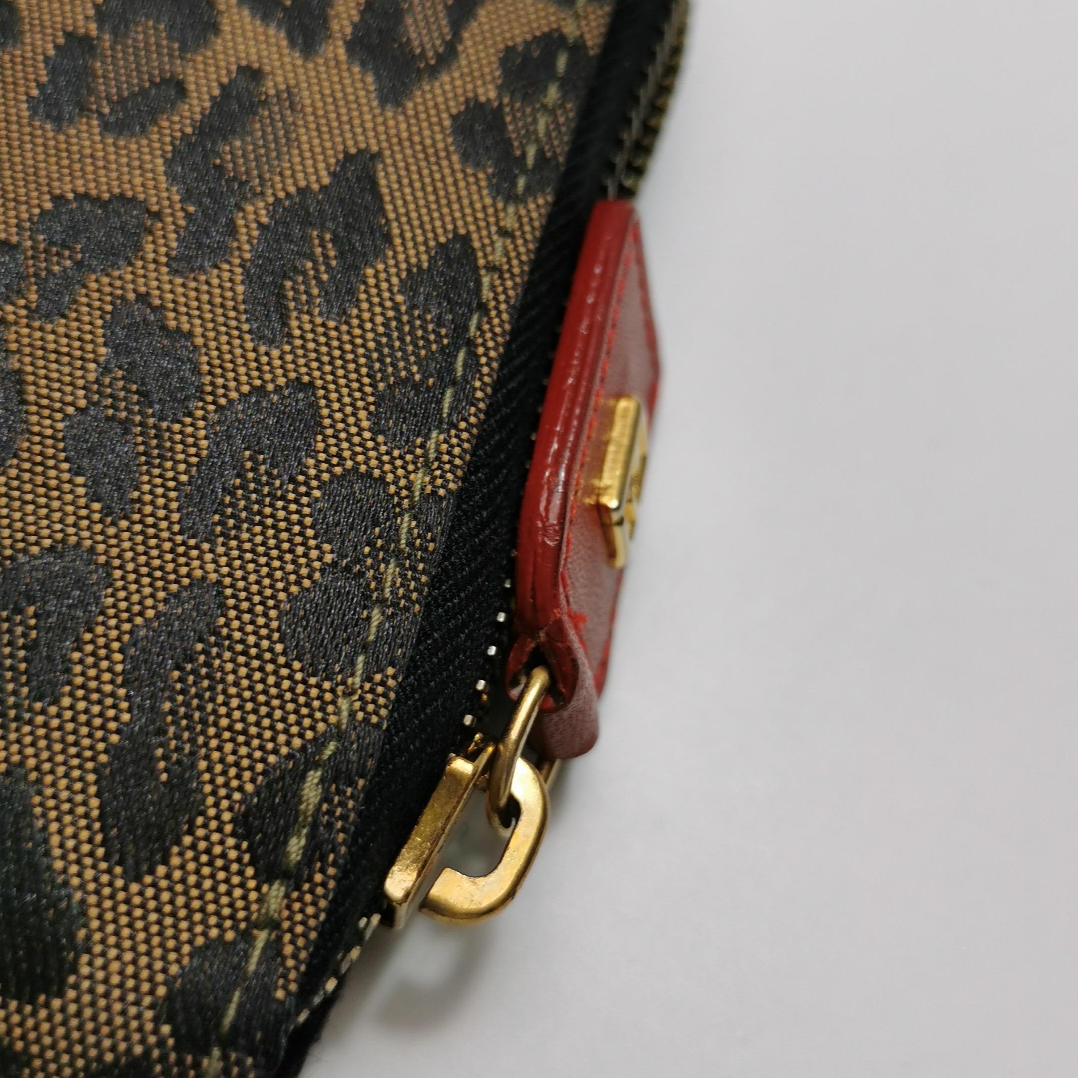 Pochette Fendi in denim con stampa leopardo e manici in pelle rossa 10