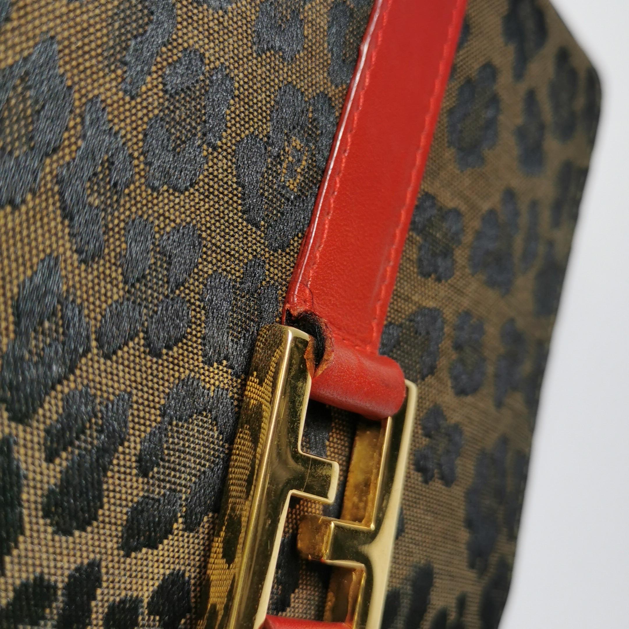 Pochette Fendi in denim con stampa leopardo e manici in pelle rossa 12