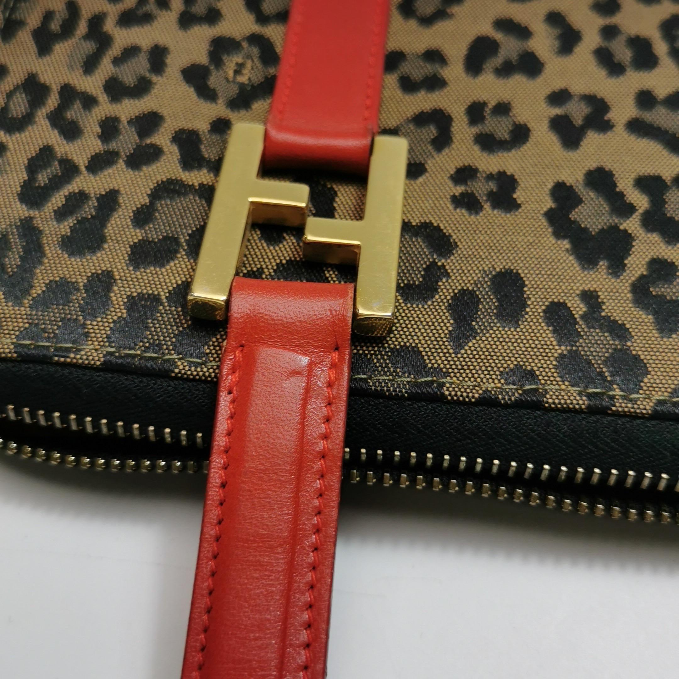 Pochette Fendi in denim con stampa leopardo e manici in pelle rossa 13