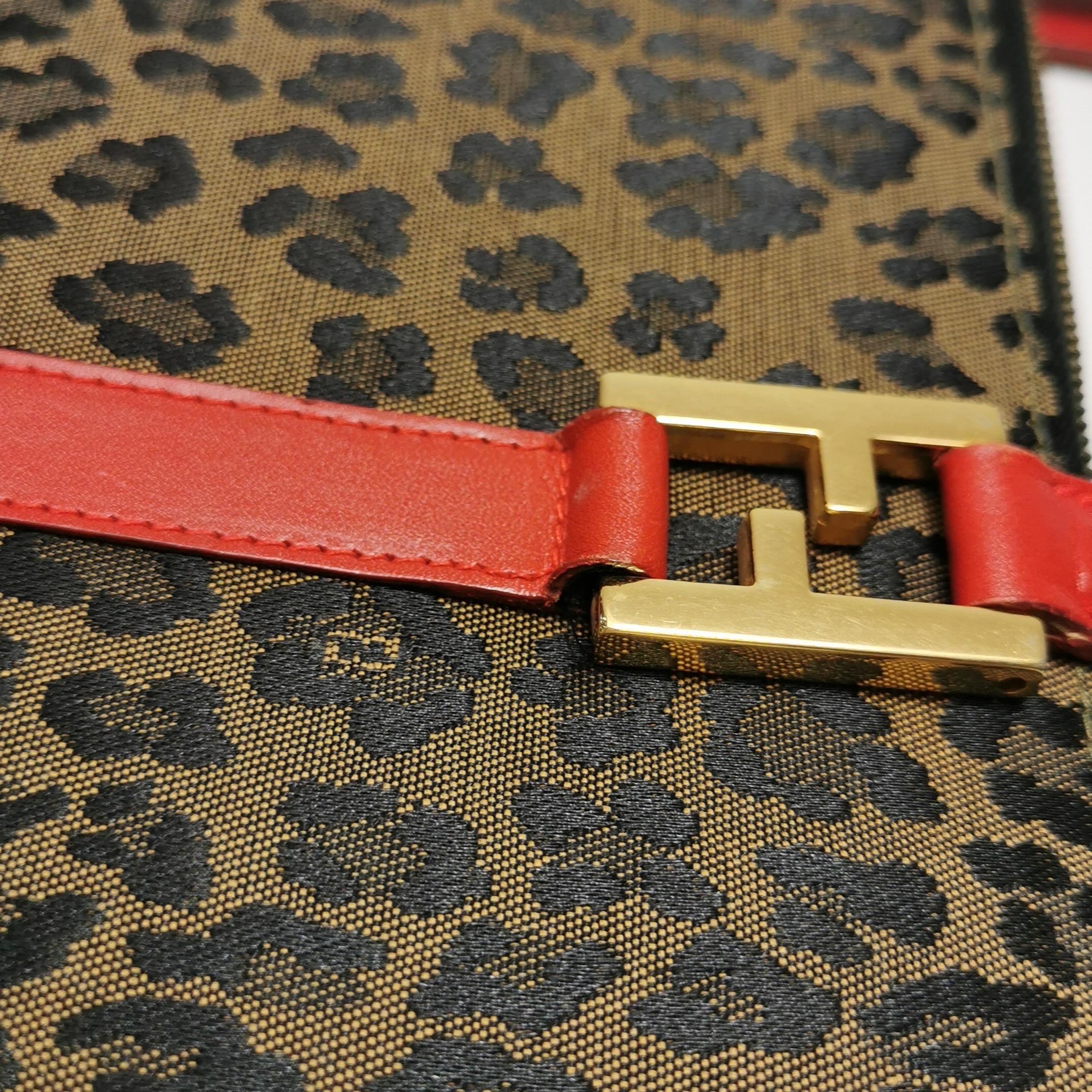 Pochette Fendi in denim con stampa leopardo e manici in pelle rossa 14