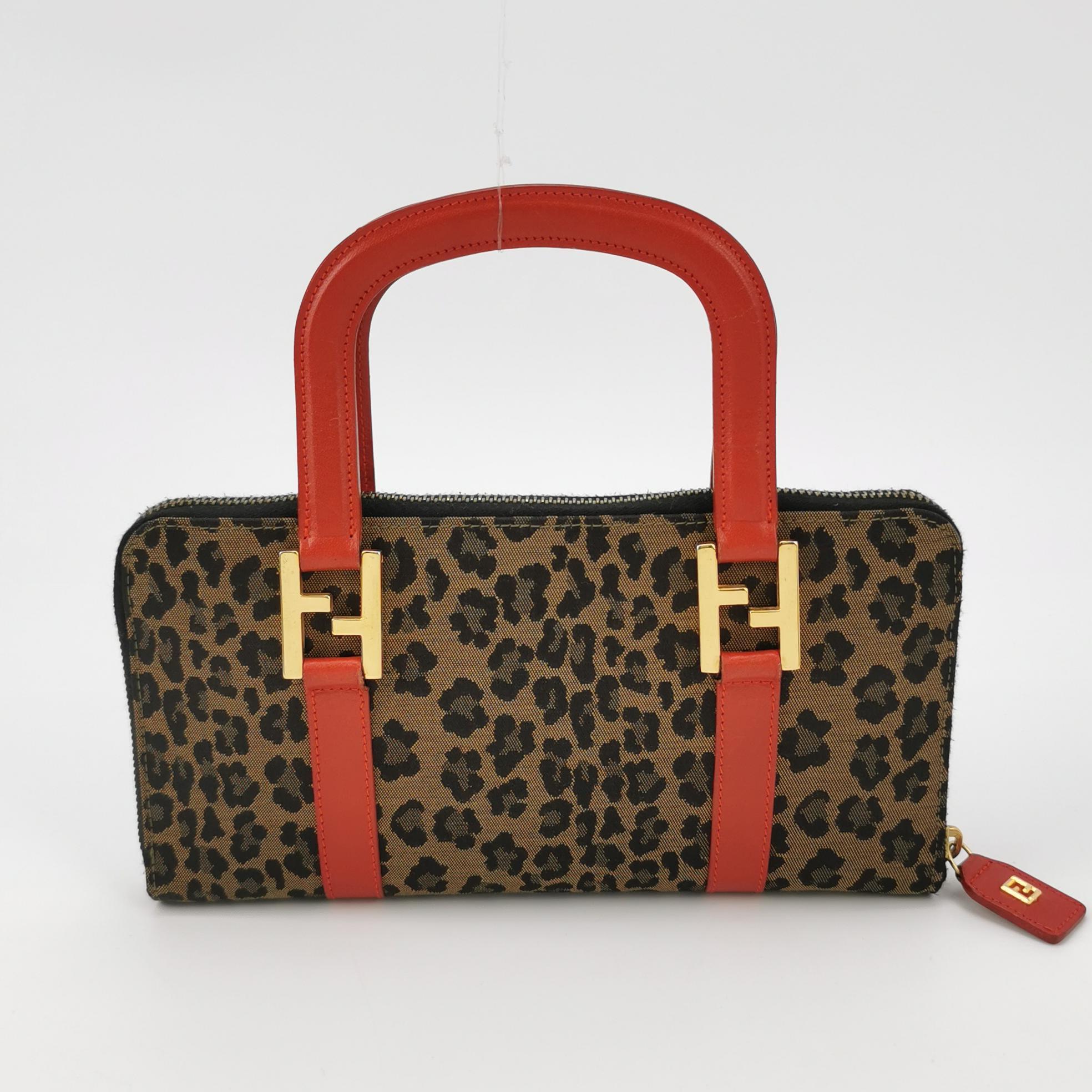 Pochette Fendi in denim con stampa leopardo e manici in pelle rossa 2