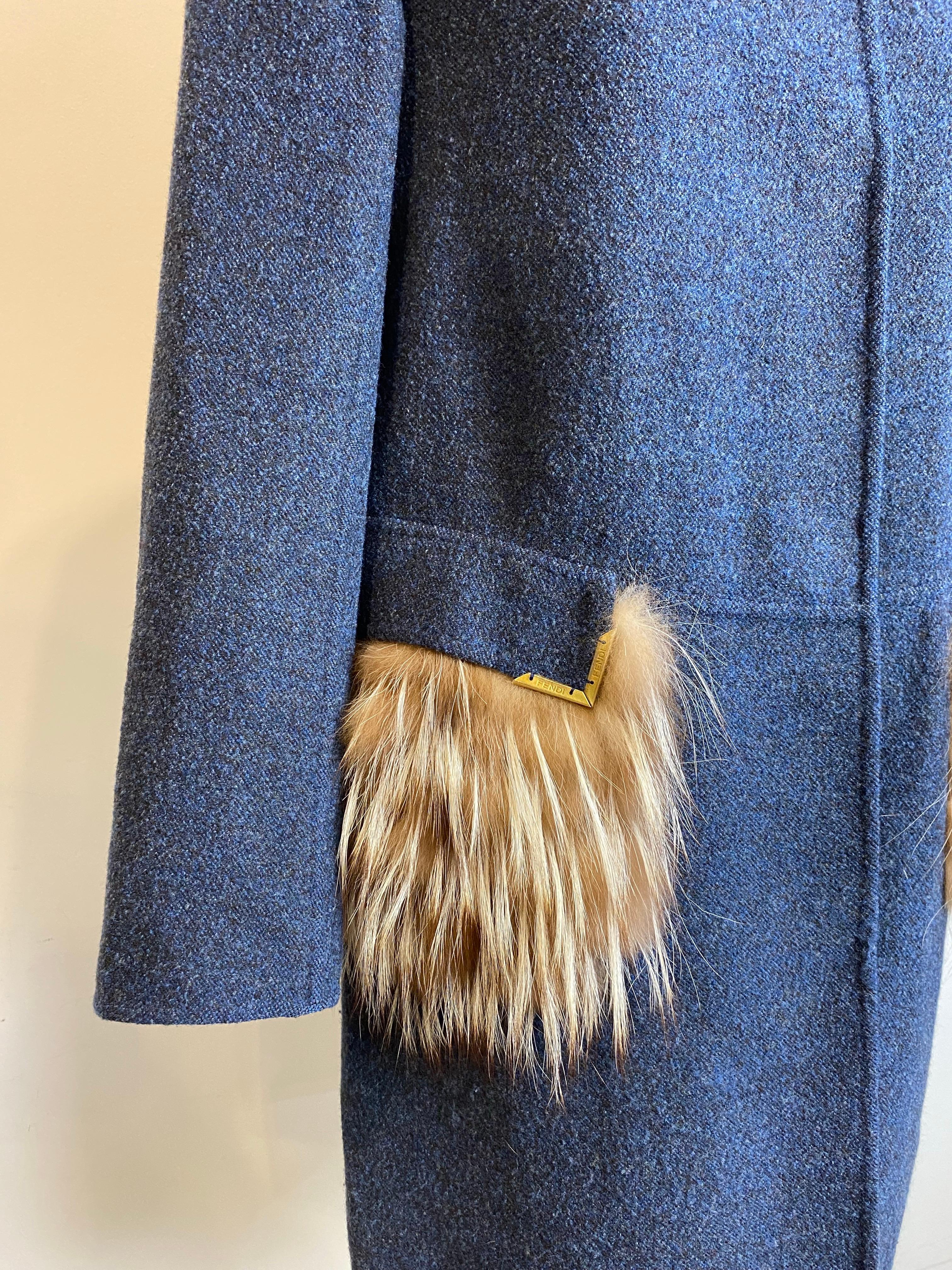 Handgefertigter Mantel von Fendi aus 100 % Wolle in einem melierten Blau mit Pelzdetails an den Taschen. Große verdeckte Druckknöpfe.
Größe 42 (IT).
Circa 2010er Jahre.
Schultern 42 cm
Ärmel 60 cm
Oberweite 48 cm
Taille 48 cm
Länge 92 cm
Weist
