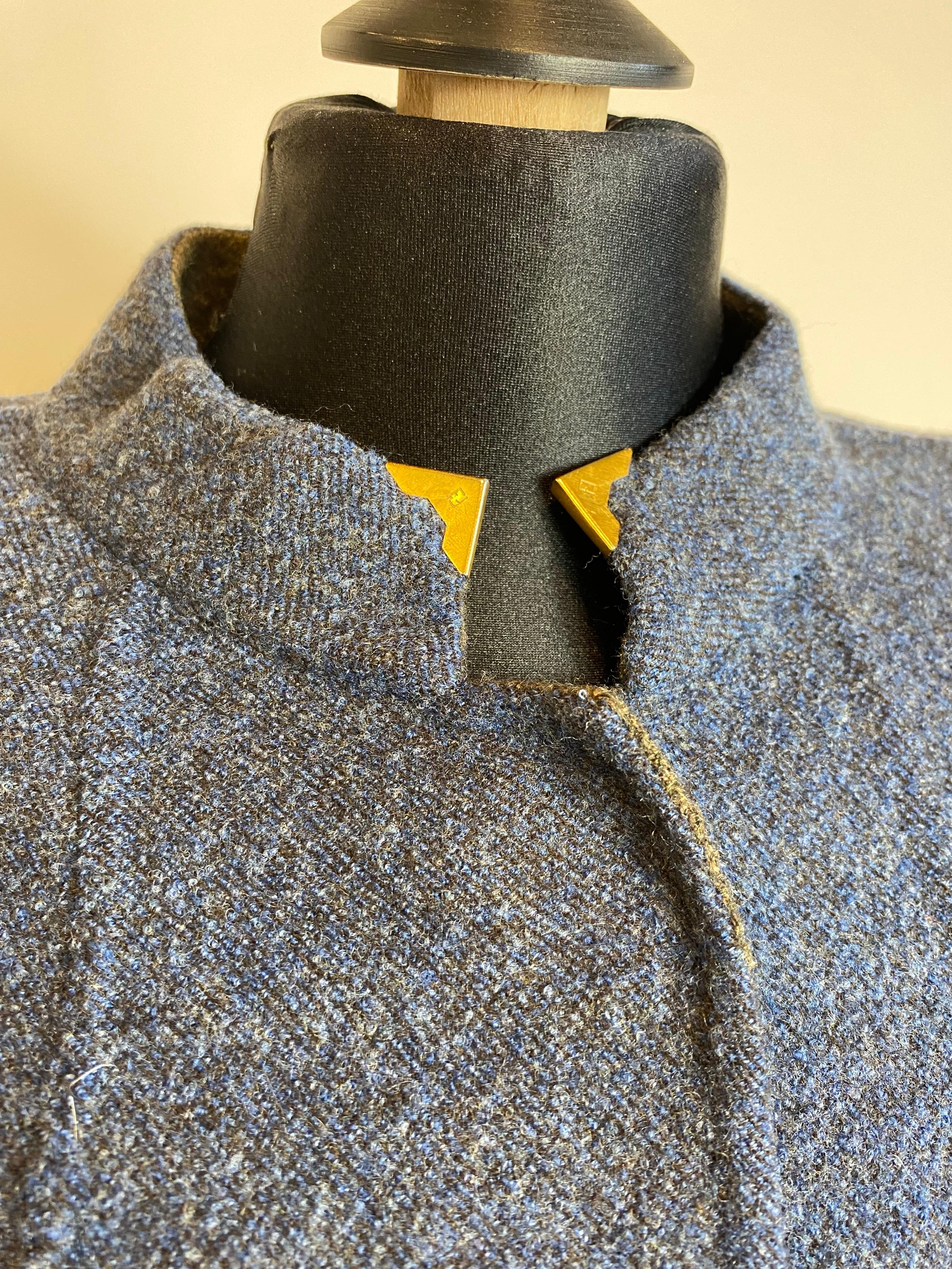Fendi Mantel aus 100% Wolle in blau melange mit Pelzdetails an der Tasche (Blau) im Angebot