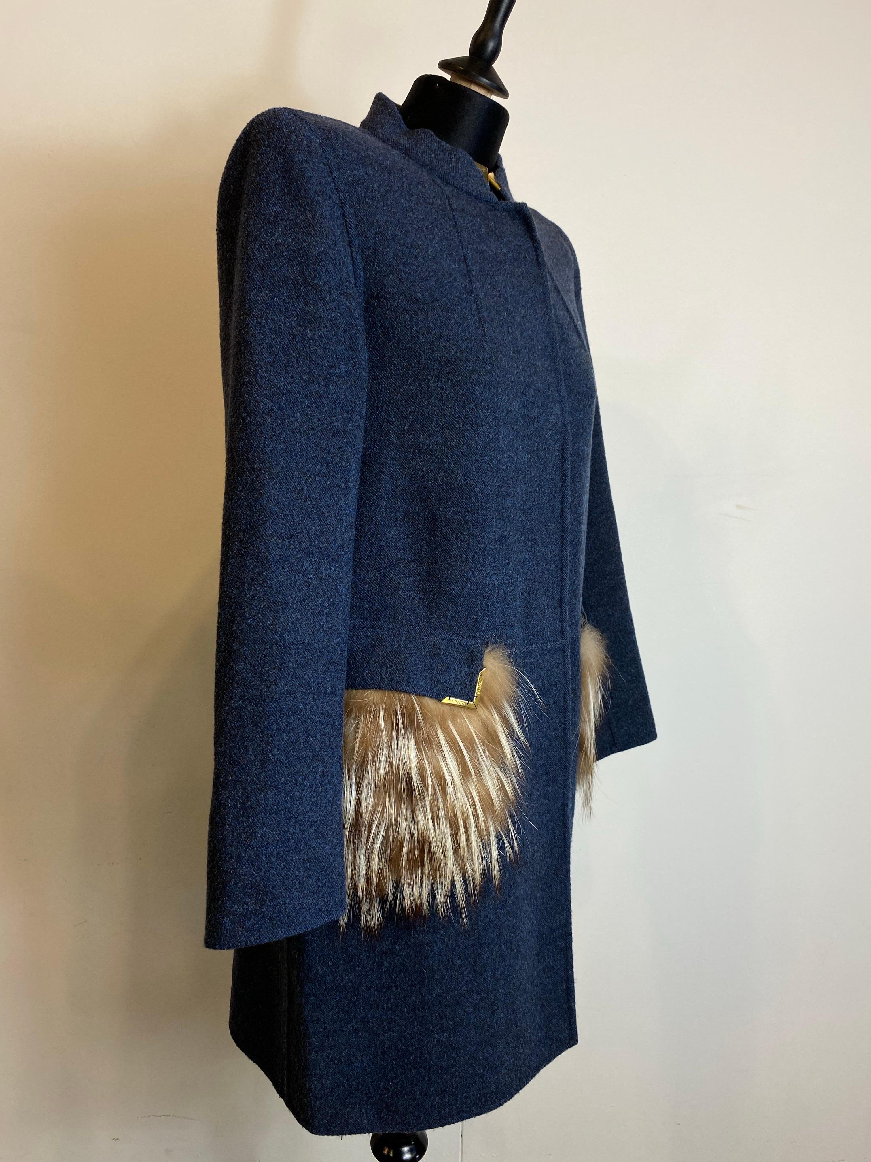 Fendi Mantel aus 100% Wolle in blau melange mit Pelzdetails an der Tasche im Zustand „Hervorragend“ im Angebot in Carnate, IT