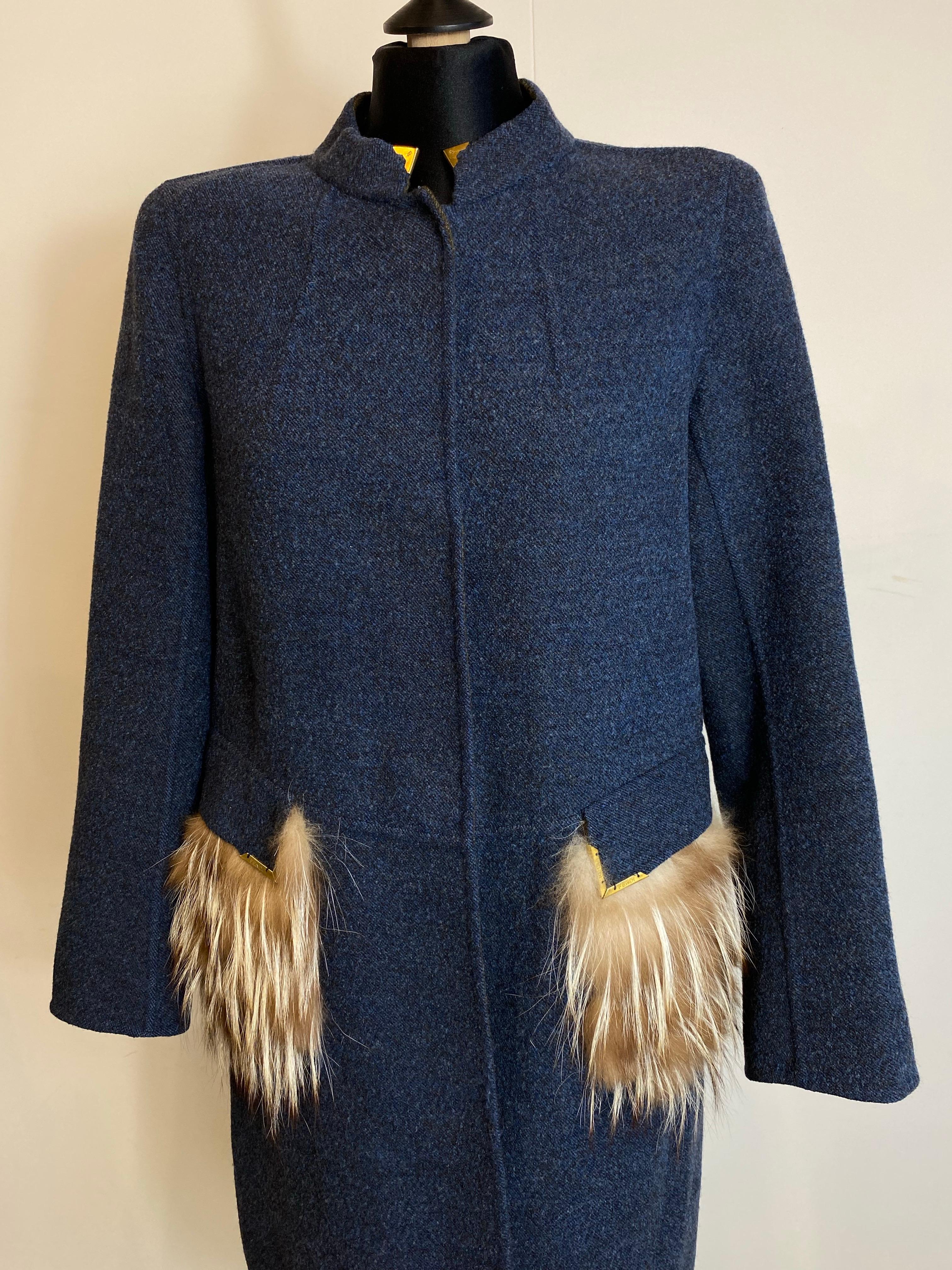 Fendi Mantel aus 100% Wolle in blau melange mit Pelzdetails an der Tasche für Damen oder Herren im Angebot
