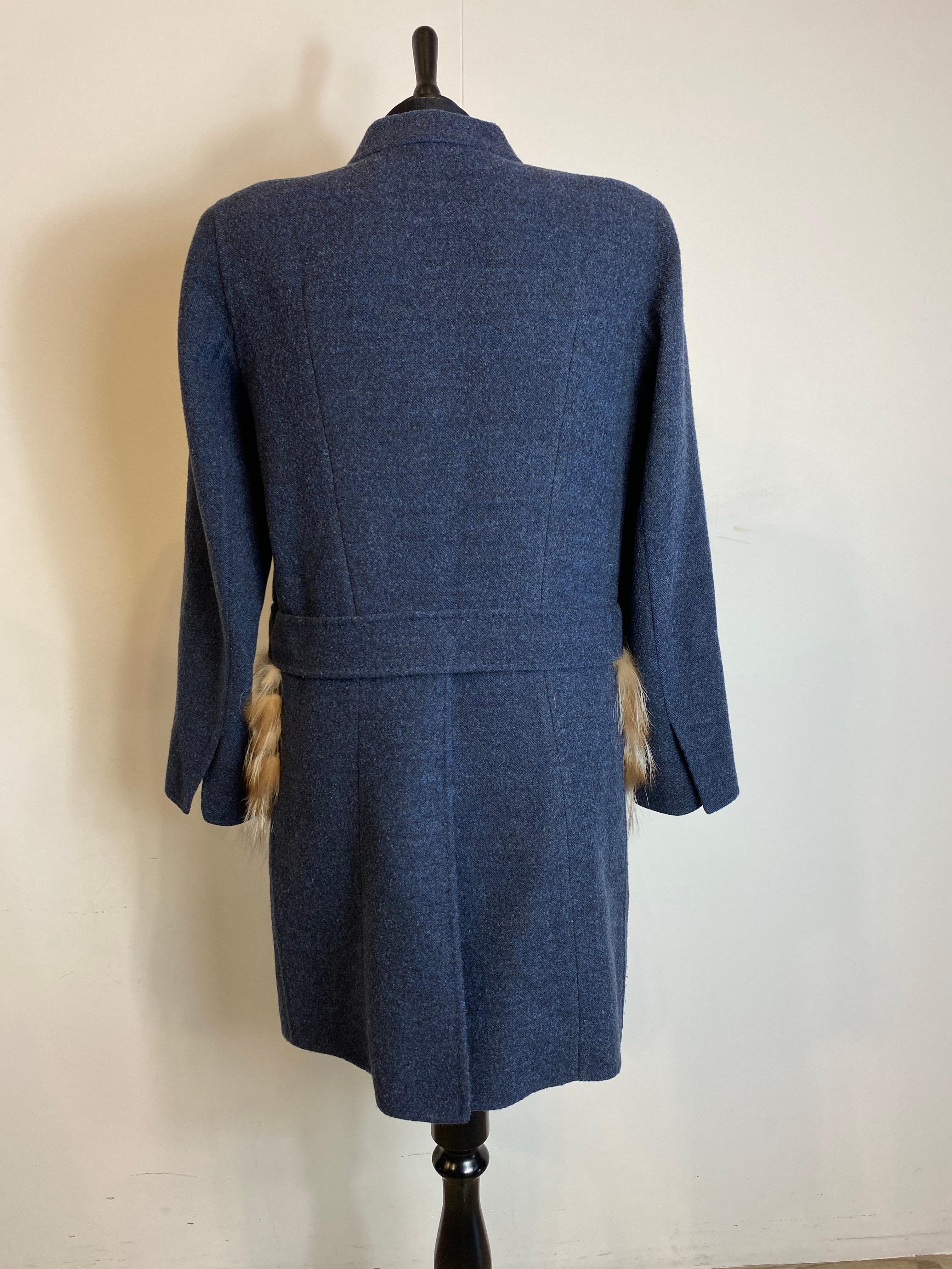 Fendi Mantel aus 100% Wolle in blau melange mit Pelzdetails an der Tasche im Angebot 1
