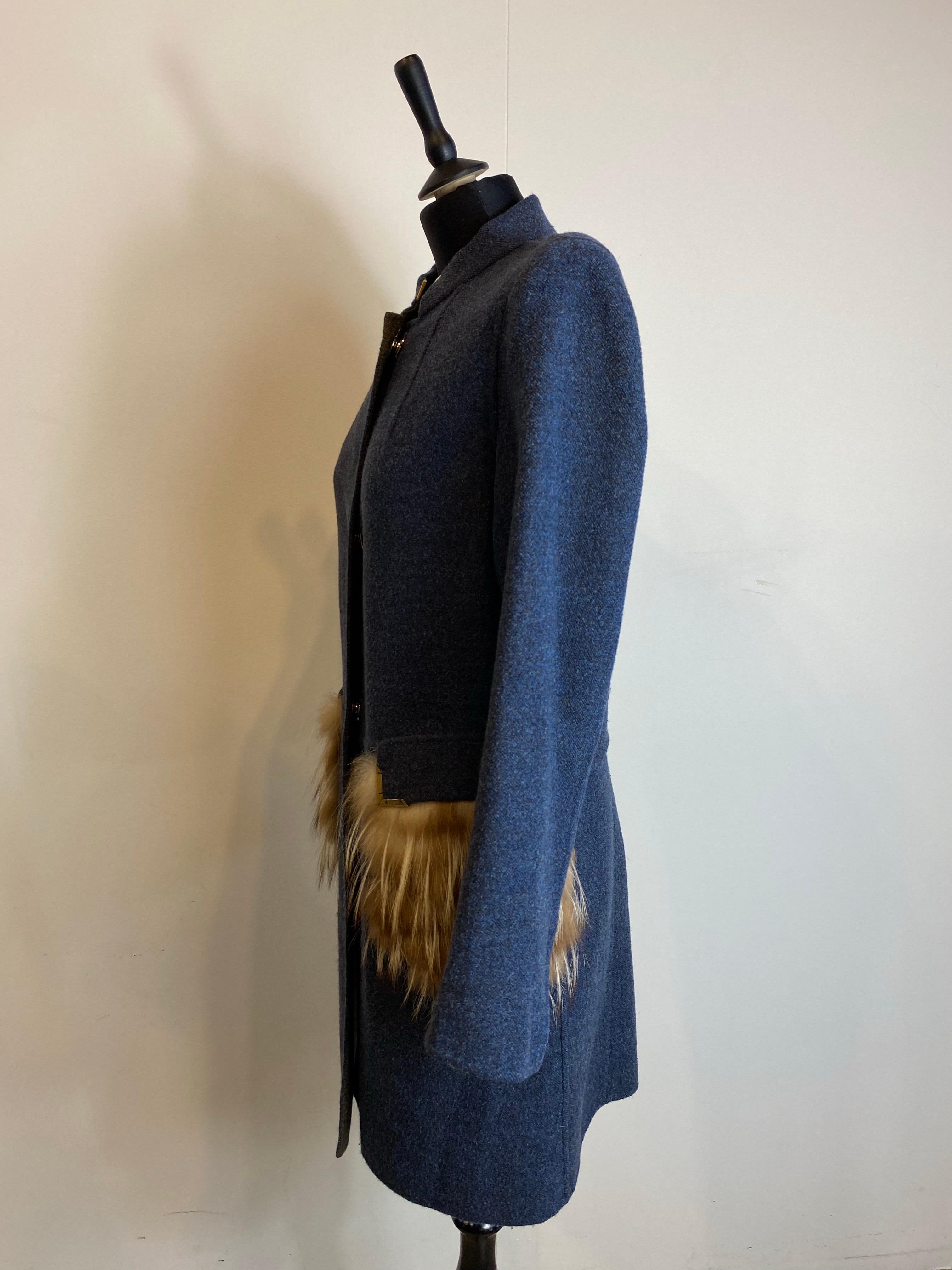 Fendi Mantel aus 100% Wolle in blau melange mit Pelzdetails an der Tasche im Angebot 2
