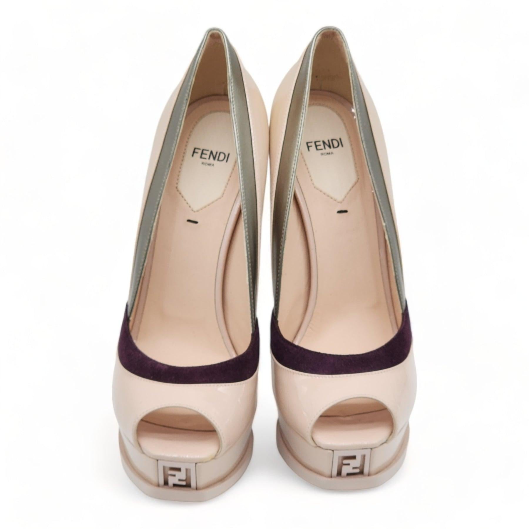 Fendi Colorblock Pumps aus Leder und Metallic. Klassische Pumps von Fendi, ein typisches Design. Innensohle und Laufsohle aus Leder. FF-Detail auf der Vorderseite.

Zusätzliche Informationen:
MATERIAL: Kalbsleder
Farbe: Beige
Größe: 8.5 US (38.5