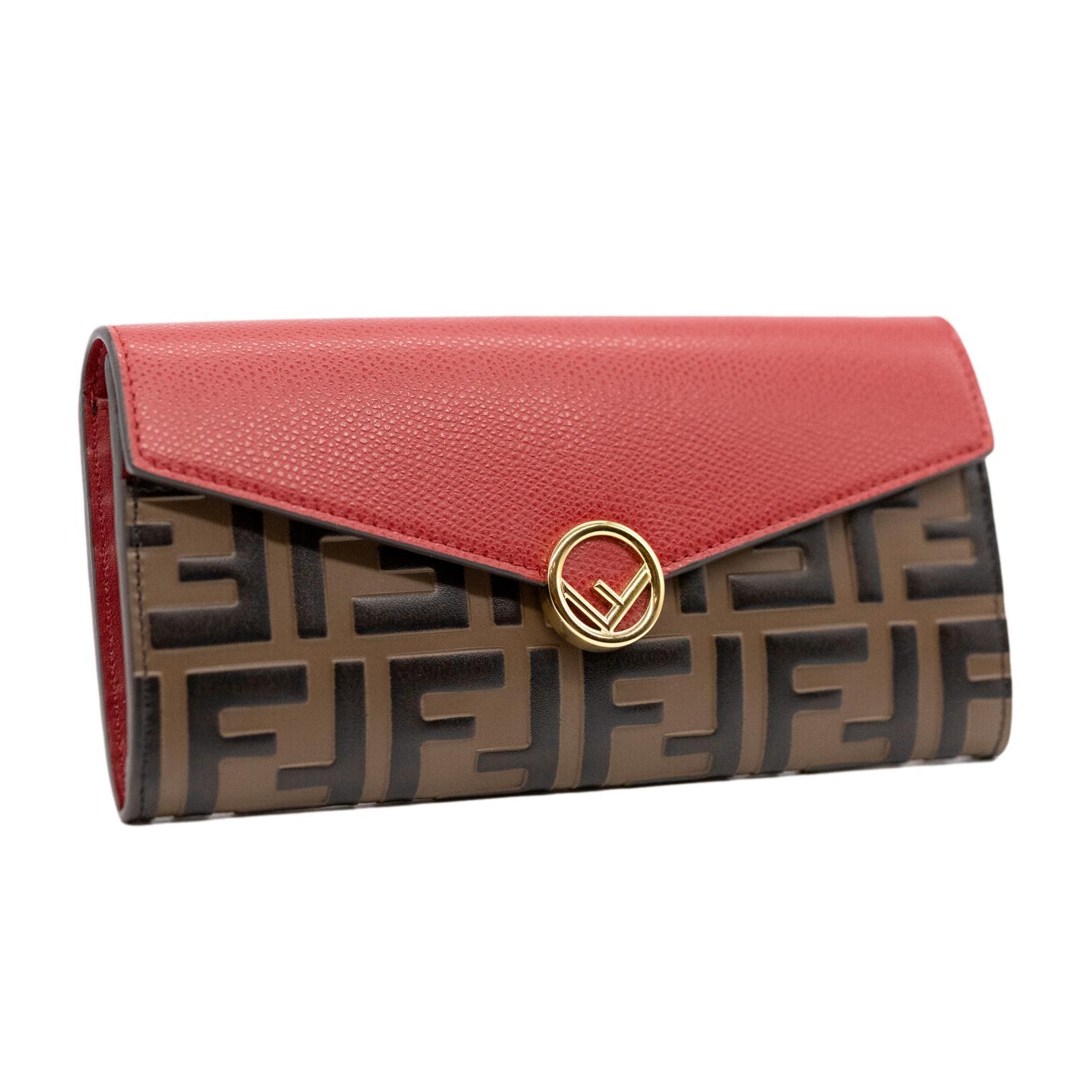 Fendi Continental Red Hand Painted Embossed Leather Wallet, 2020. Diese kultige und sehr begehrte Brieftasche des Modehauses Fendi wurde in Italien nach höchsten Luxusstandards aus getrommeltem Kalbsleder und vergoldeten Beschlägen handgefertigt.