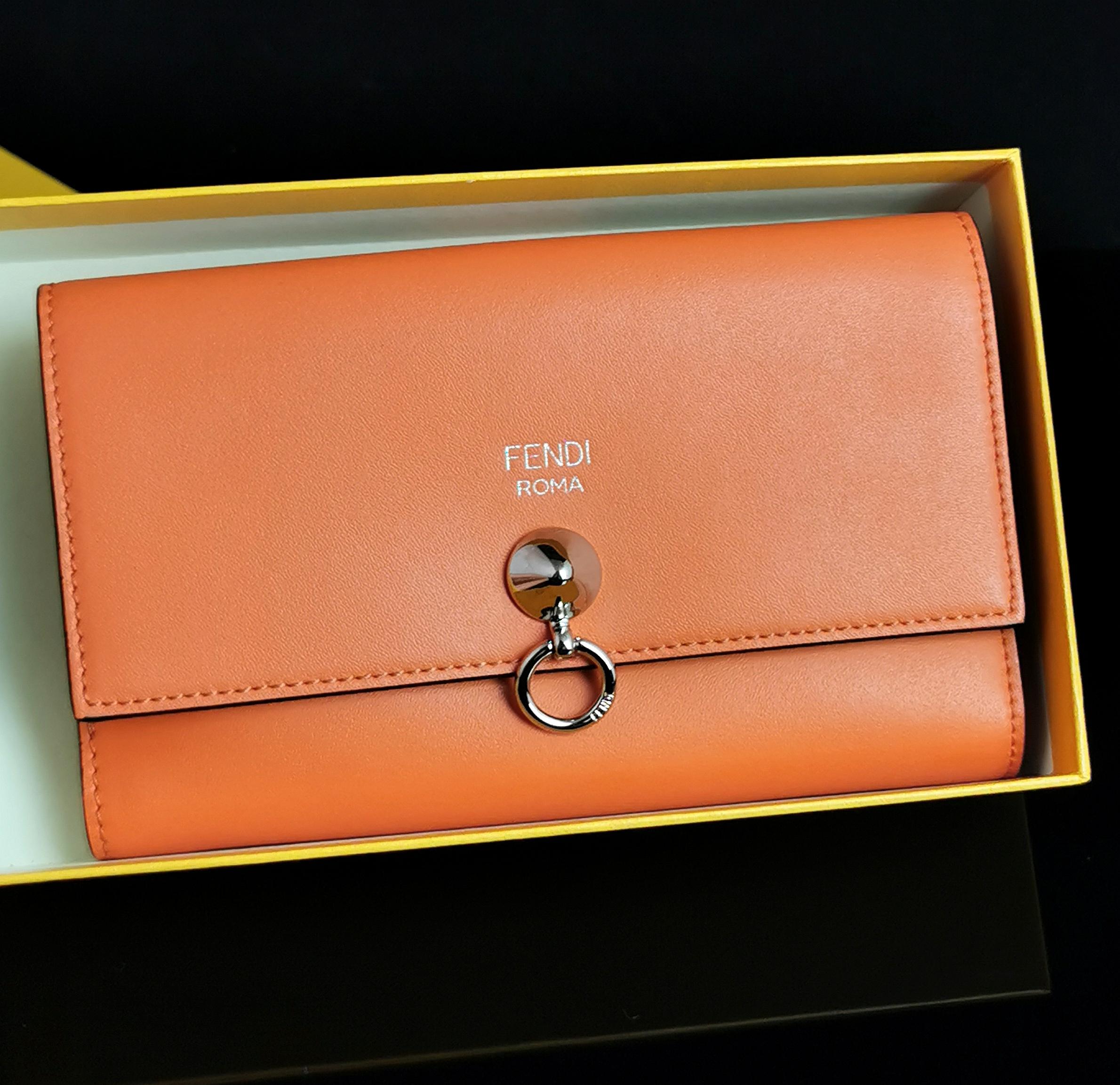 Pochette en cuir corail Fendi, porte-monnaie à deux volets, coffret  Pour femmes en vente