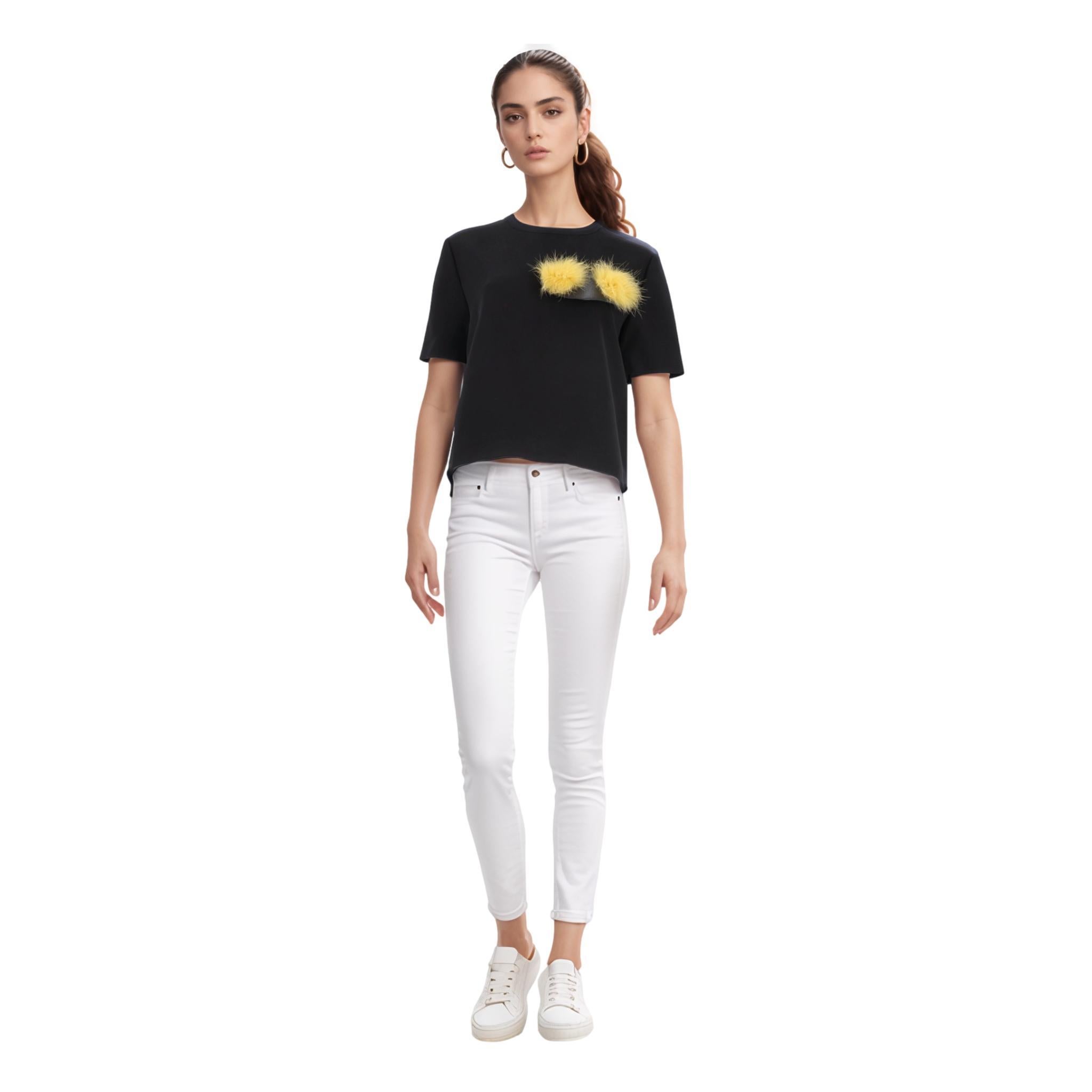 Top in cotone Fendi con dettaglio occhi a pompon

Top nero a maniche corte in cotone.

Dettagliato con occhietti gialli con pompon applicati sul petto.

Prezzo di listino circa 670 euro

Taglia - 42IT

Condizioni - Molto buone

Composizione - 100%