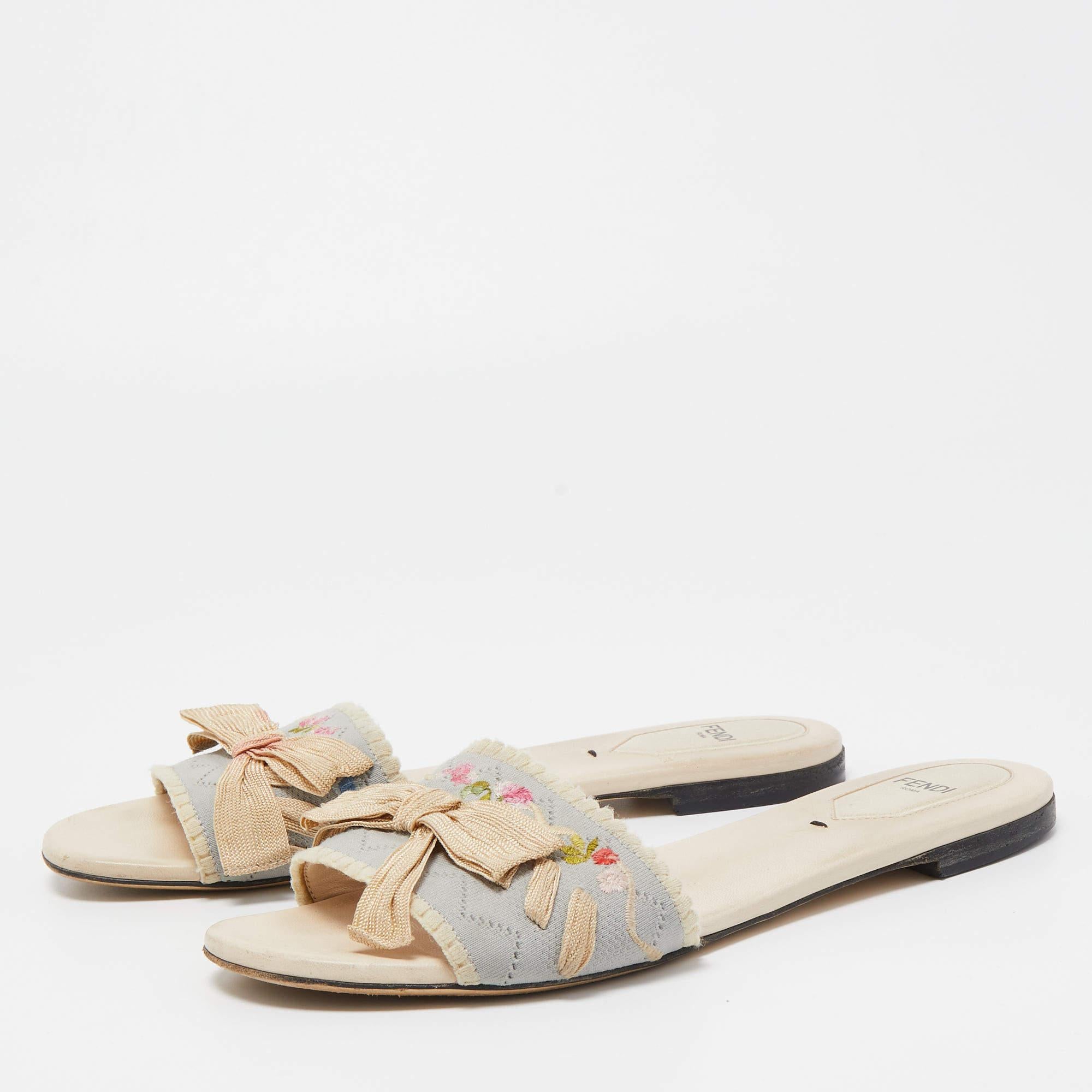Fendi Cream Flower Embroidered Bow Embellished Flat Slides Size 39.5 In Good Condition For Sale In Dubai, Al Qouz 2