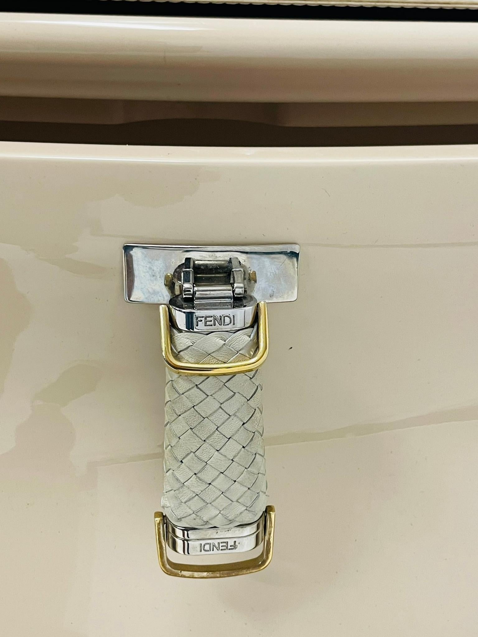 Commode 2 tiroirs laquée crème avec plateau en cuir gaufré crocodile en vente 2