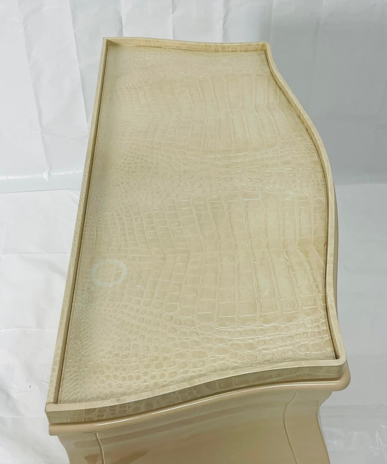Commode 2 tiroirs laquée crème avec plateau en cuir gaufré crocodile en vente 4