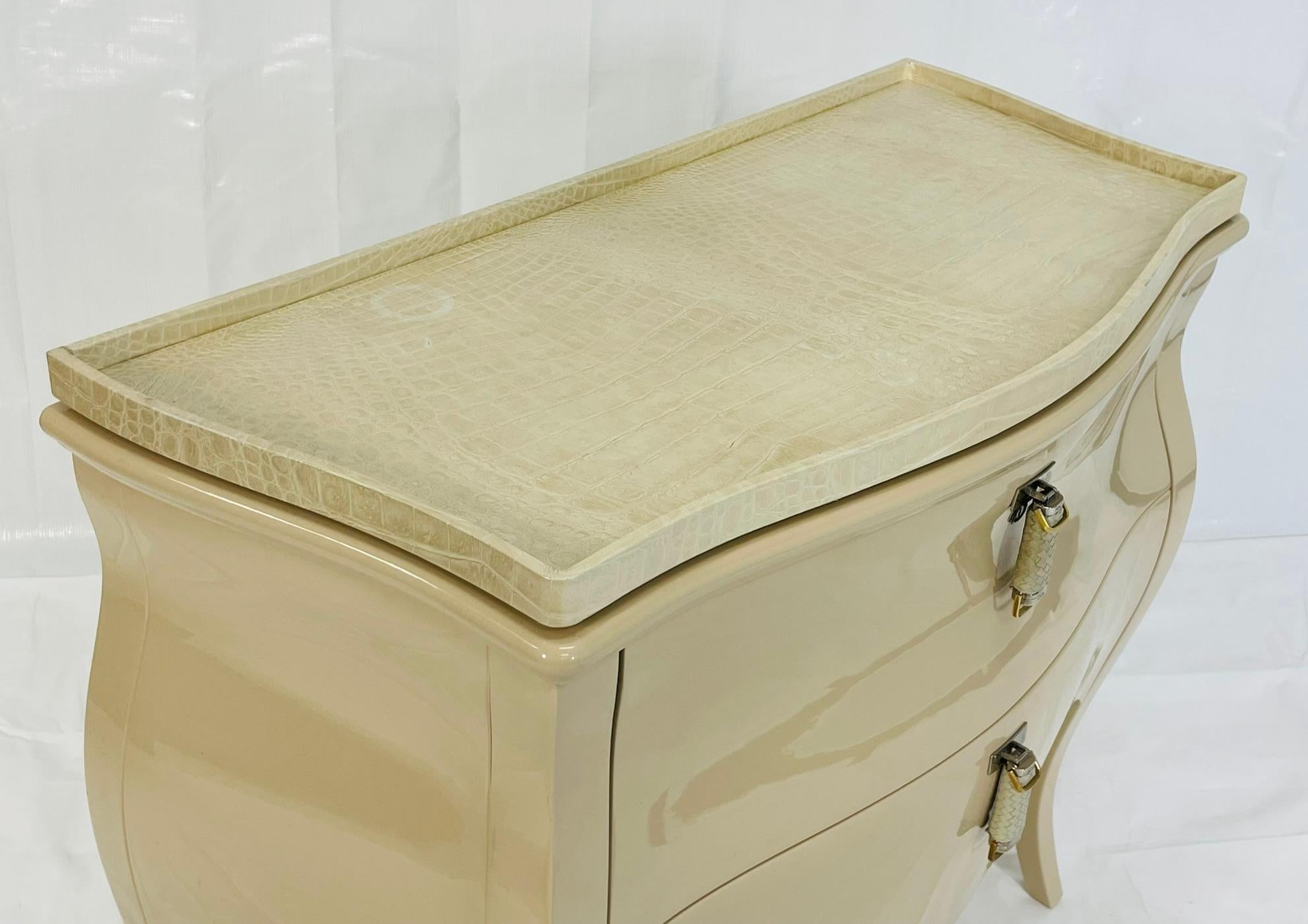 Commode 2 tiroirs laquée crème avec plateau en cuir gaufré crocodile en vente 5