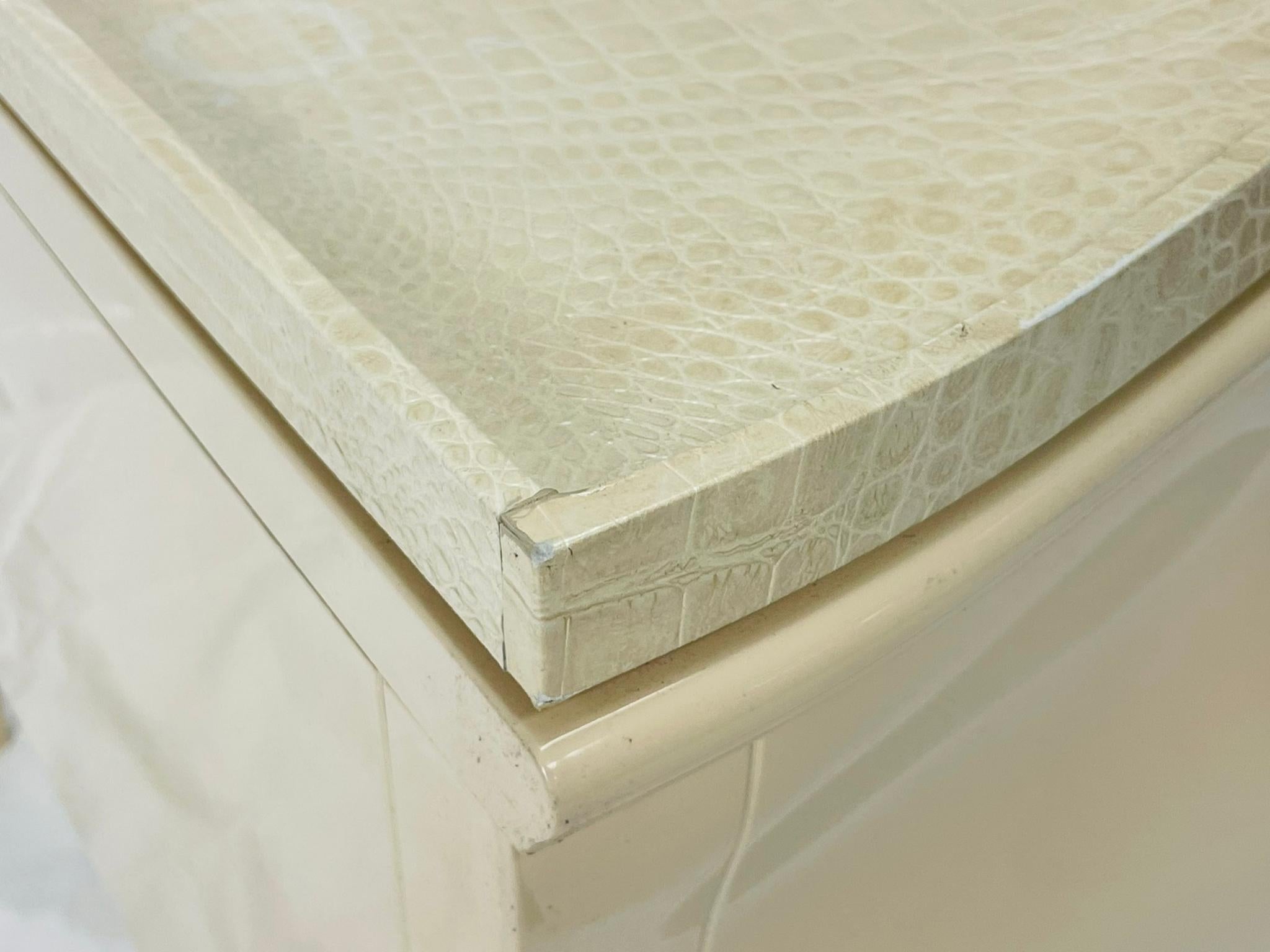 Commode 2 tiroirs laquée crème avec plateau en cuir gaufré crocodile en vente 6