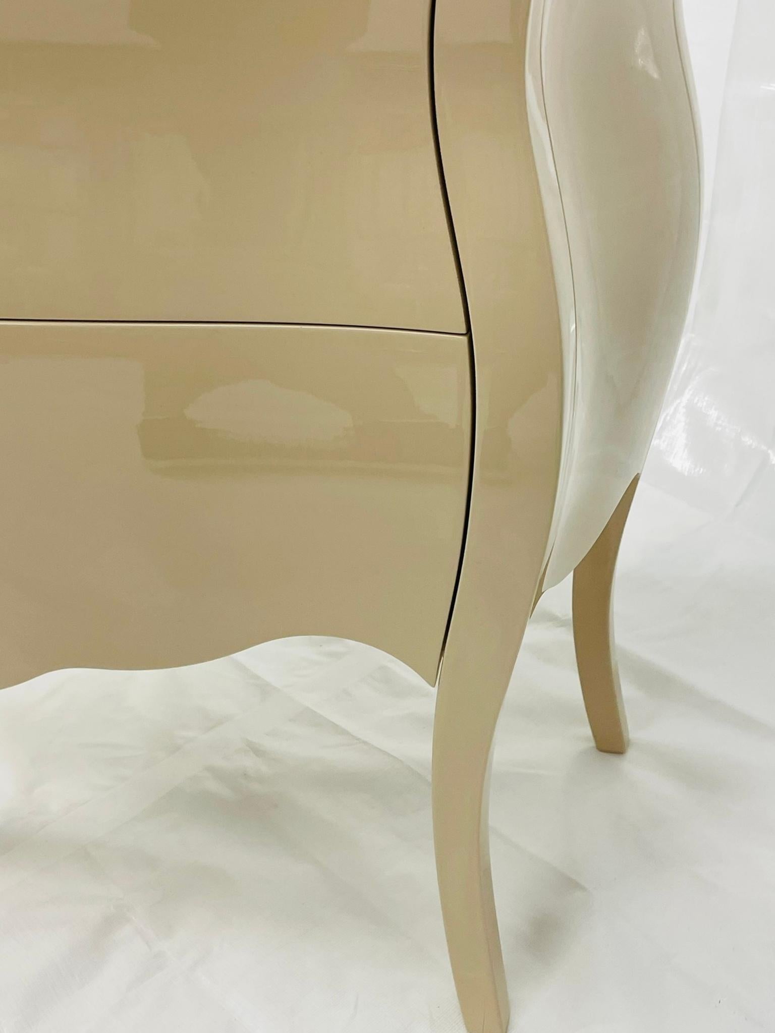 Commode 2 tiroirs laquée crème avec plateau en cuir gaufré crocodile en vente 9