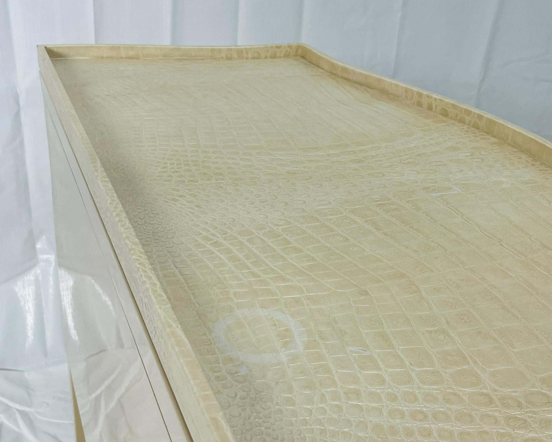 Commode 2 tiroirs laquée crème avec plateau en cuir gaufré crocodile en vente 10