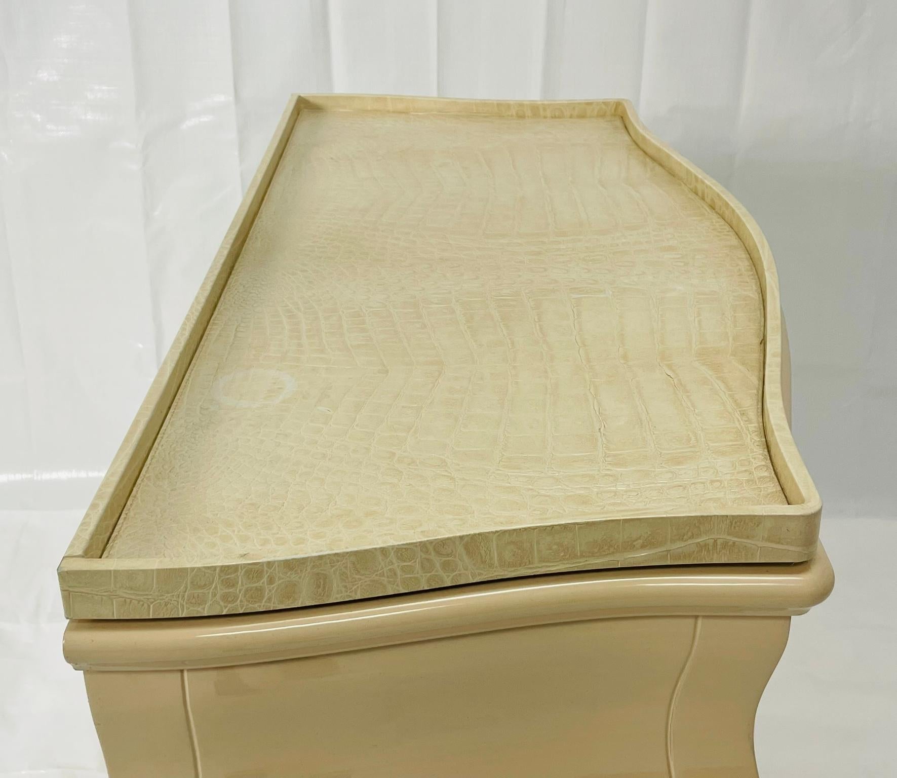 Commode 2 tiroirs laquée crème avec plateau en cuir gaufré crocodile en vente 11