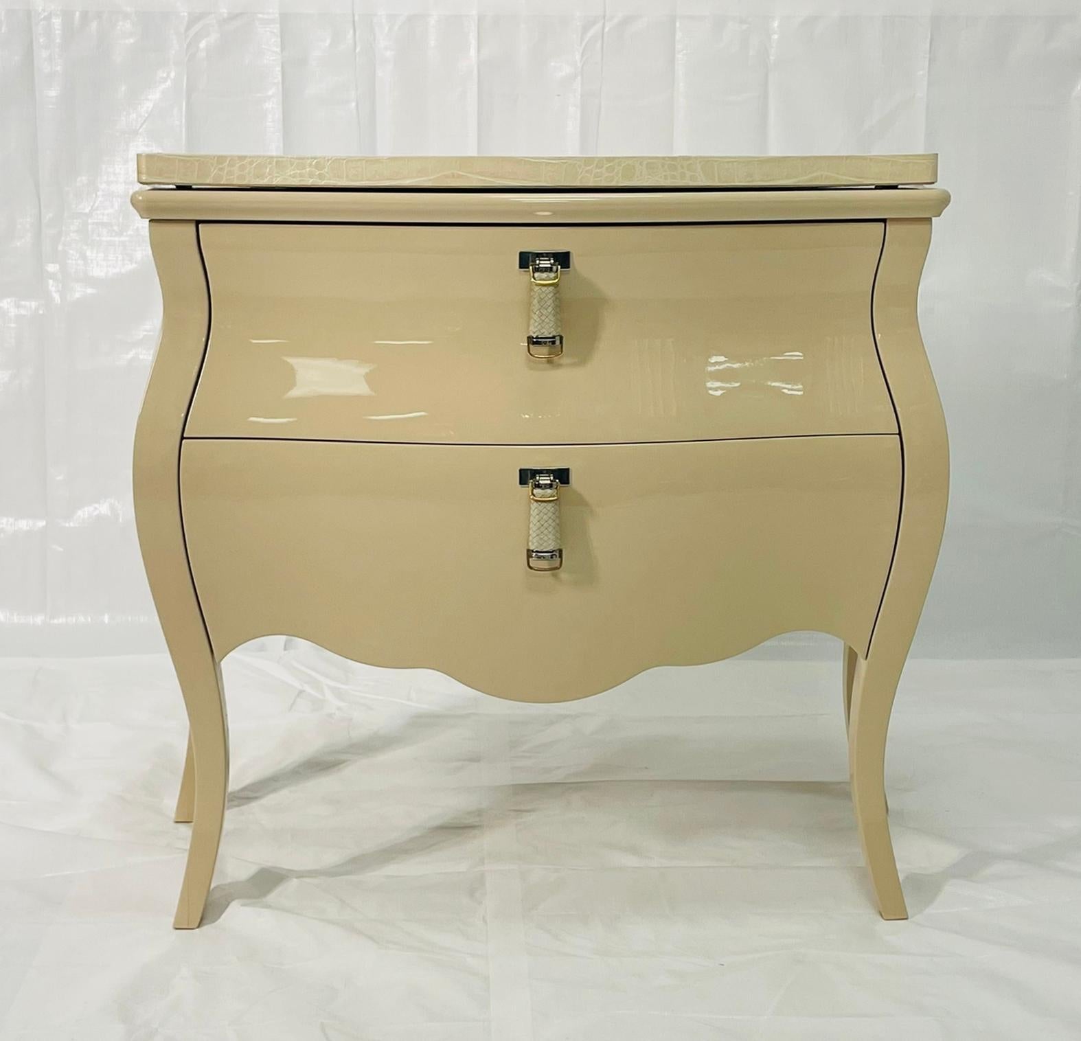 Élégante commode �à deux tiroirs conçue et fabriquée par Fendi Casa, mettant en valeur le savoir-faire raffiné de la marque et sa palette de matériaux luxueux. Cette pièce sculpturale présente une finition laquée crème très brillante avec des courbes