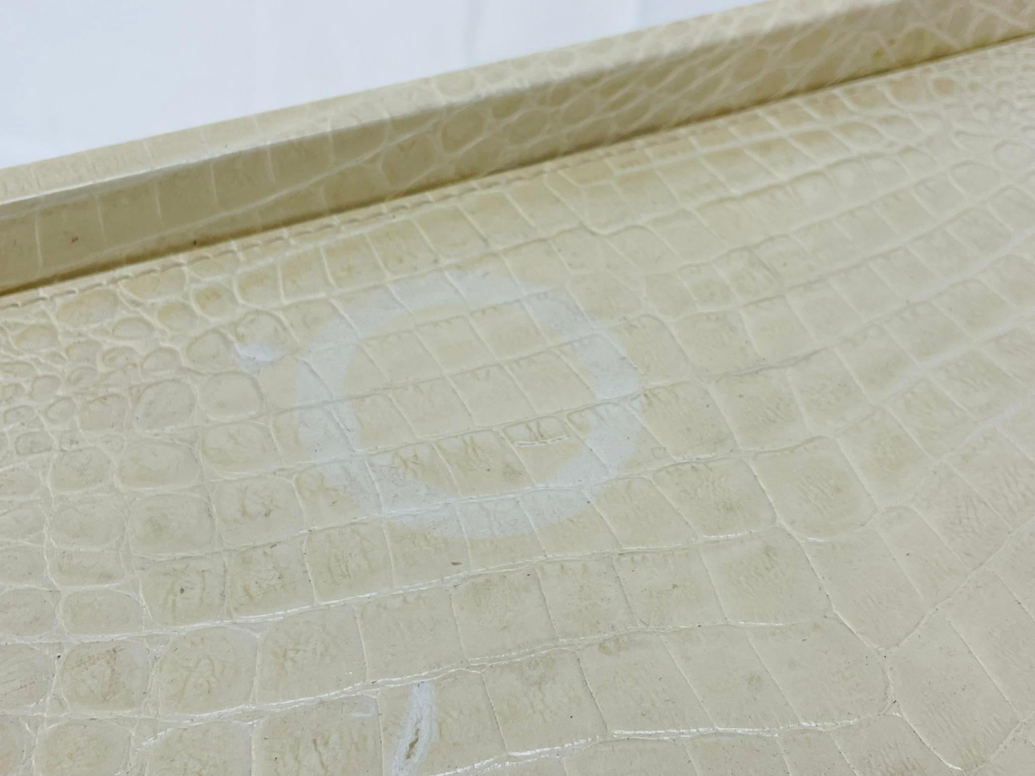 Commode 2 tiroirs laquée crème avec plateau en cuir gaufré crocodile en vente 12