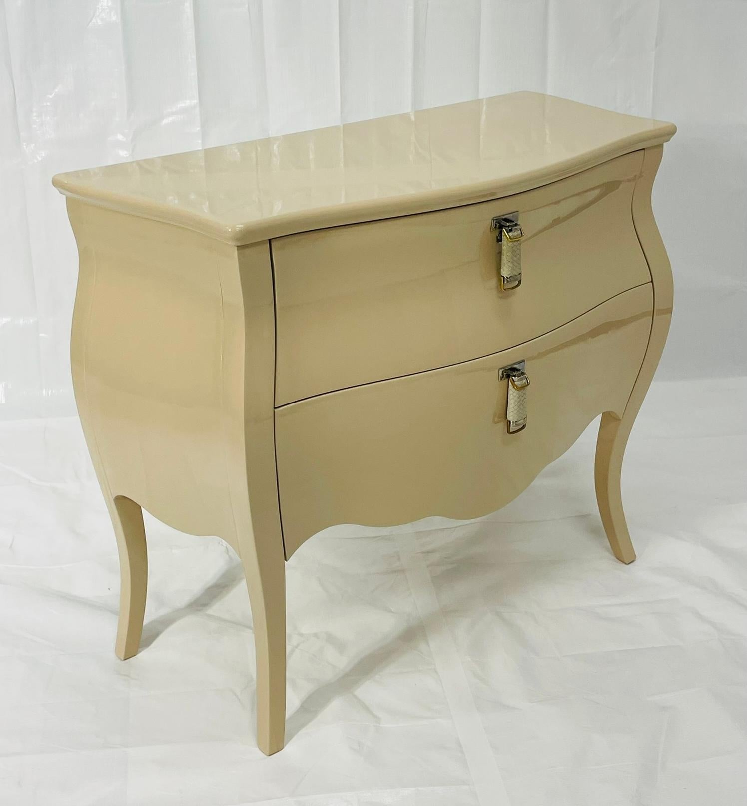 Moderne Commode 2 tiroirs laquée crème avec plateau en cuir gaufré crocodile en vente
