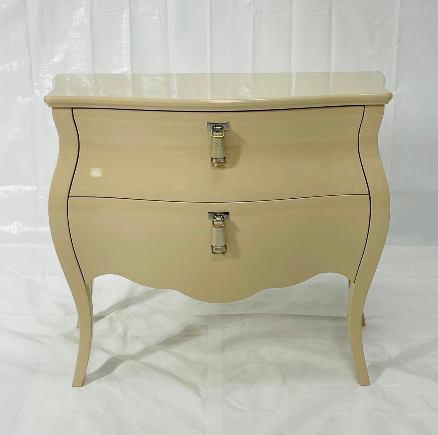 italien Commode 2 tiroirs laquée crème avec plateau en cuir gaufré crocodile en vente