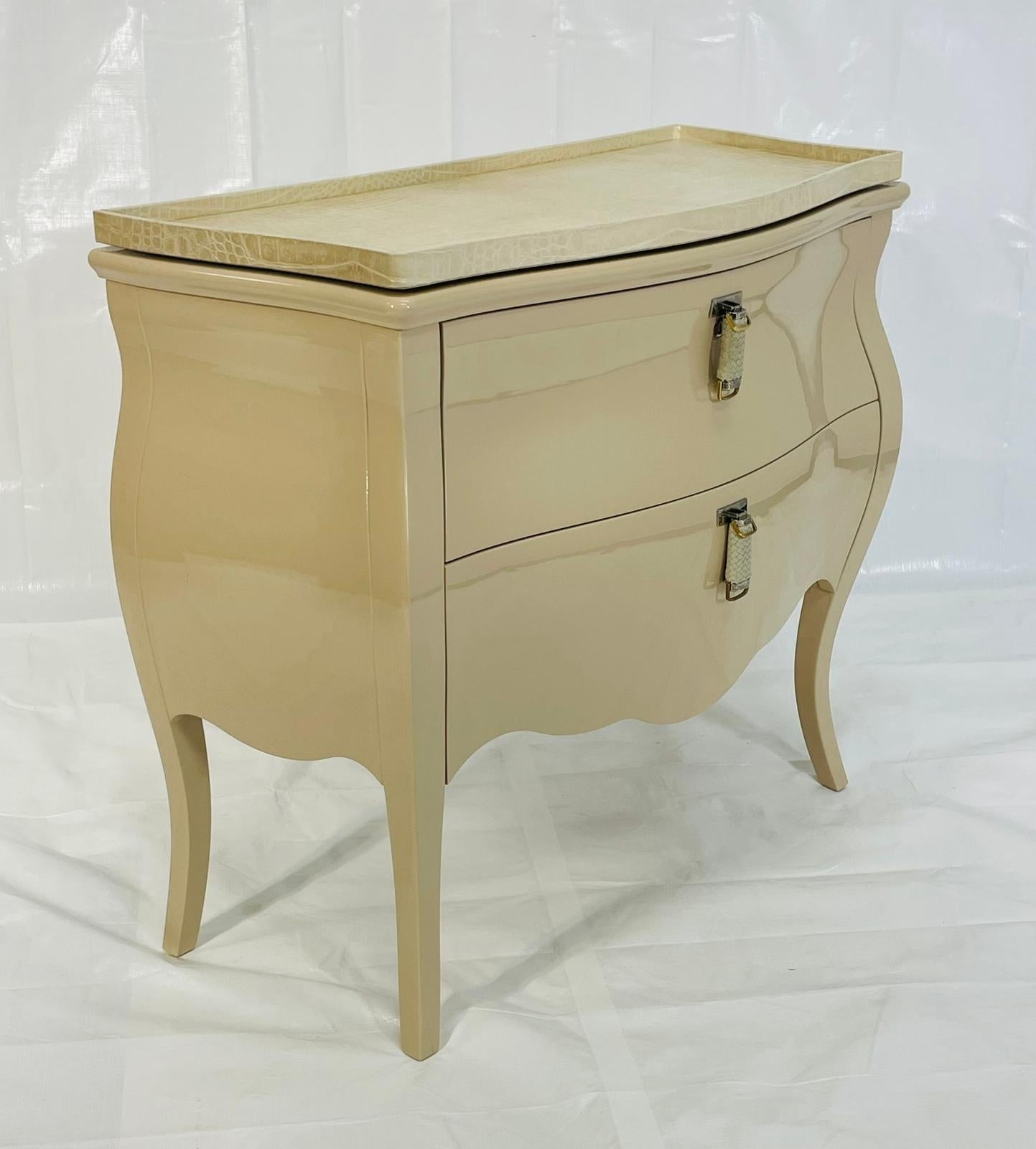 Fait main Commode 2 tiroirs laquée crème avec plateau en cuir gaufré crocodile en vente