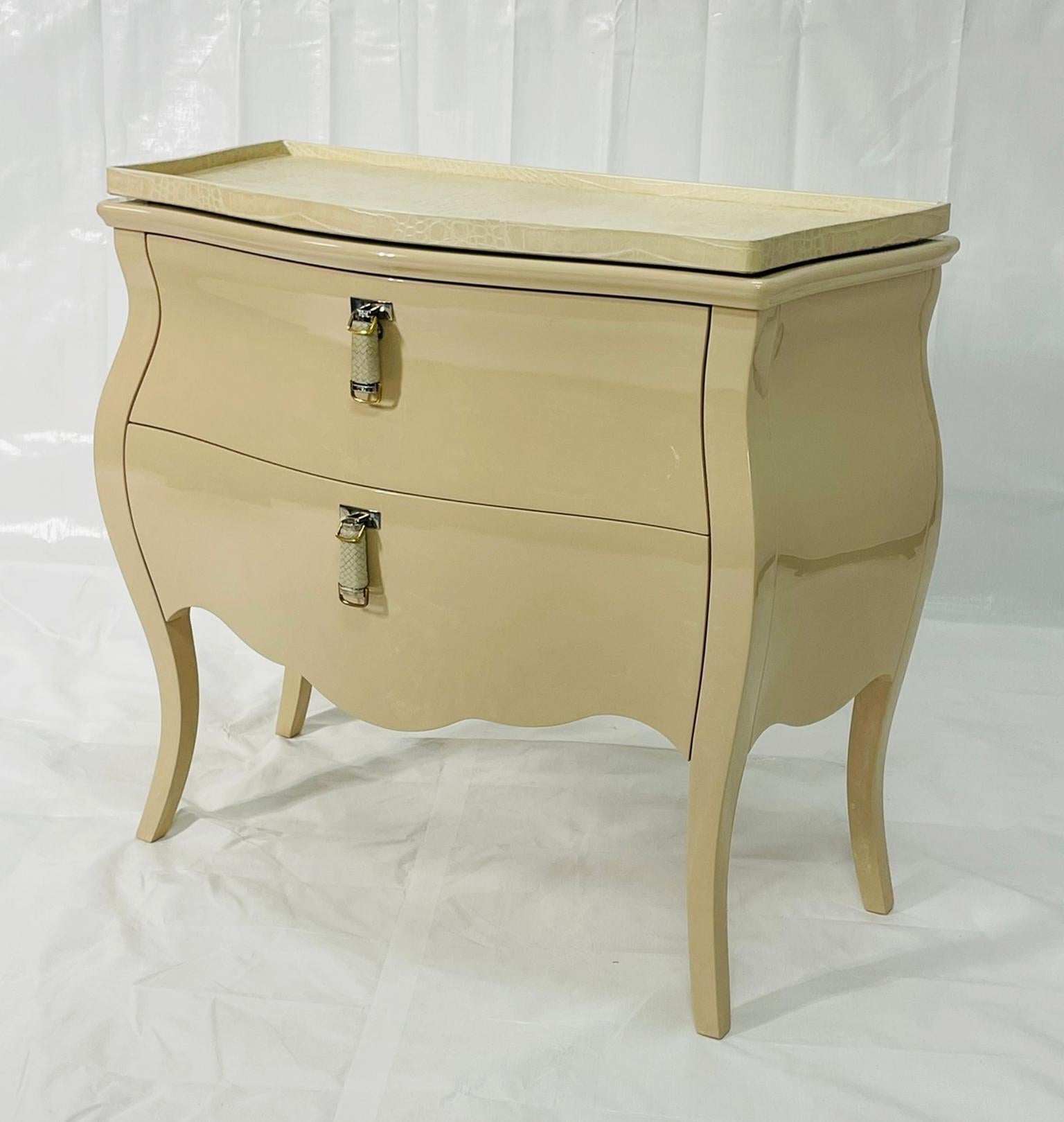 Commode 2 tiroirs laquée crème avec plateau en cuir gaufré crocodile Bon état - En vente à Los Angeles, CA