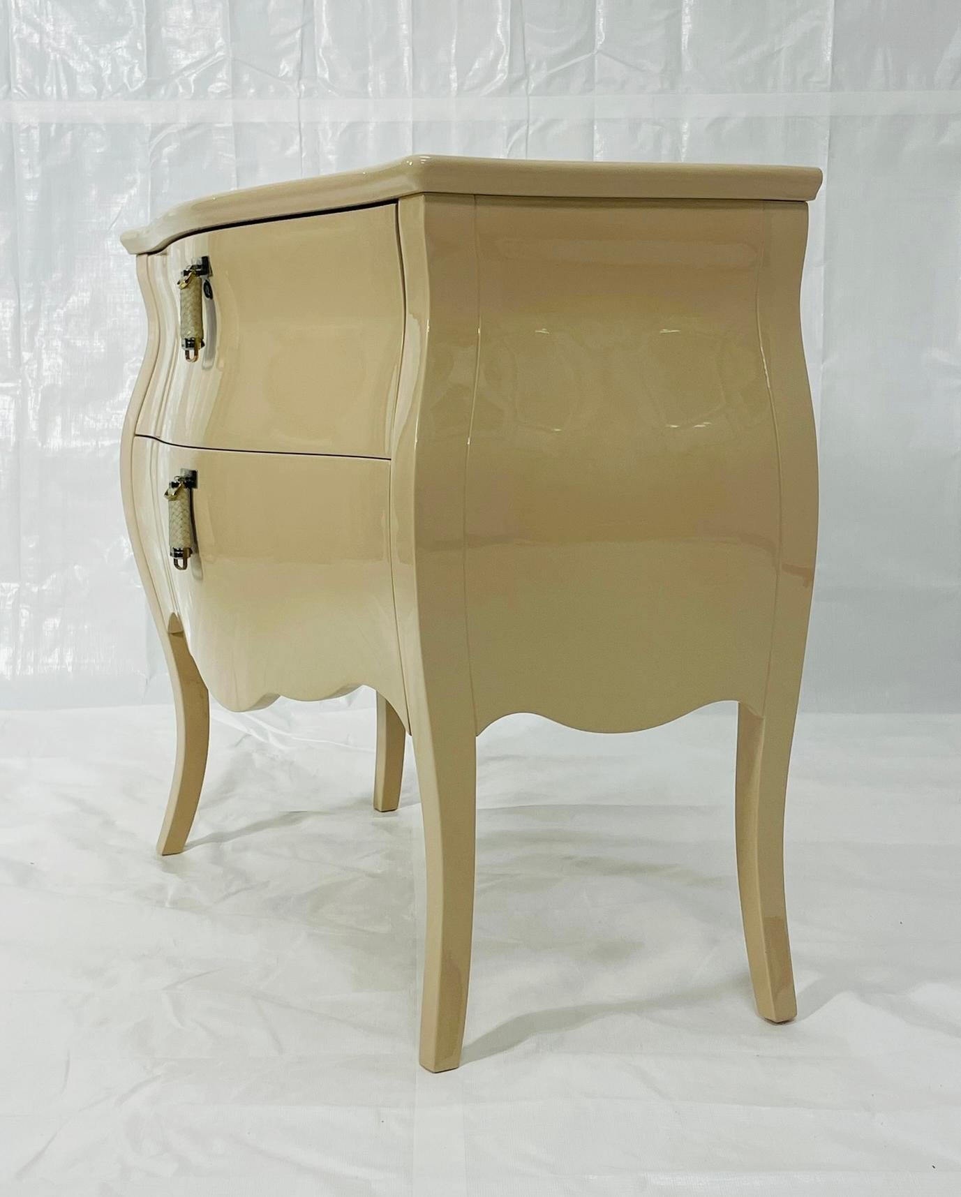XXIe siècle et contemporain Commode 2 tiroirs laquée crème avec plateau en cuir gaufré crocodile en vente