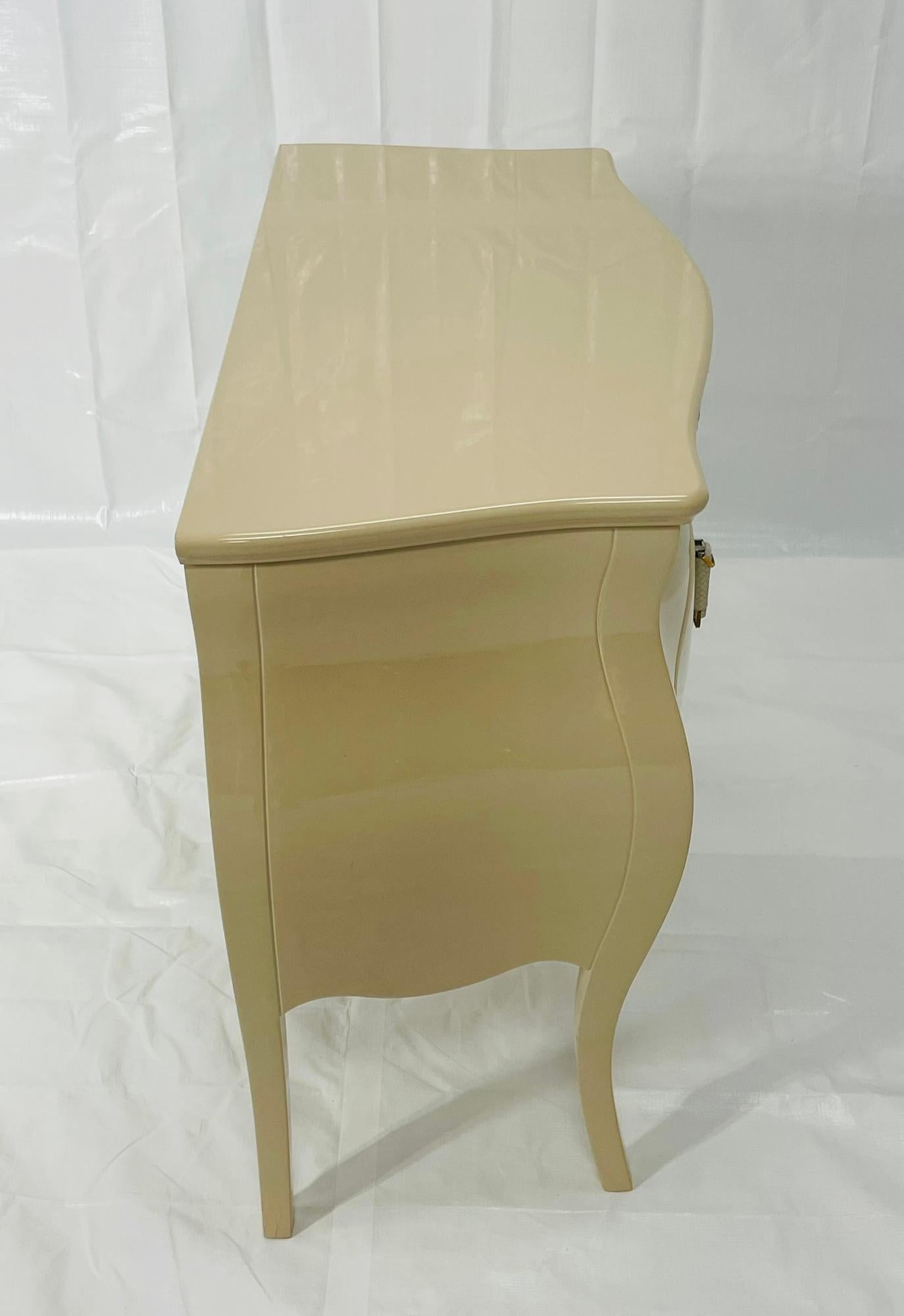 Cuir Commode 2 tiroirs laquée crème avec plateau en cuir gaufré crocodile en vente