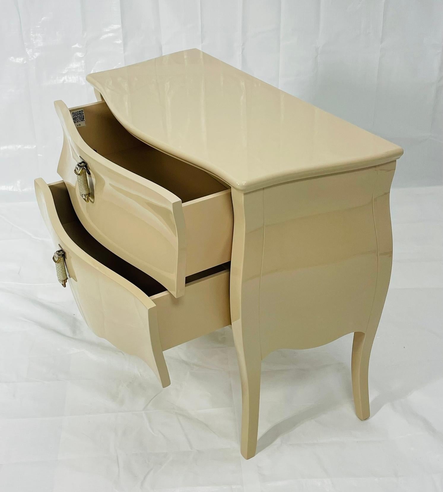 Commode 2 tiroirs laquée crème avec plateau en cuir gaufré crocodile en vente 1