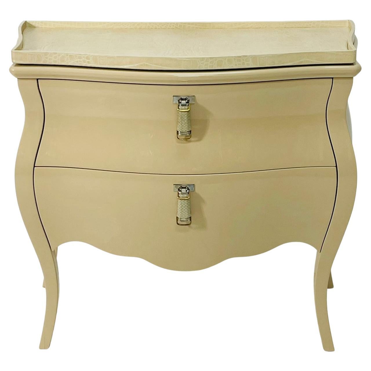 Commode 2 tiroirs laquée crème avec plateau en cuir gaufré crocodile en vente