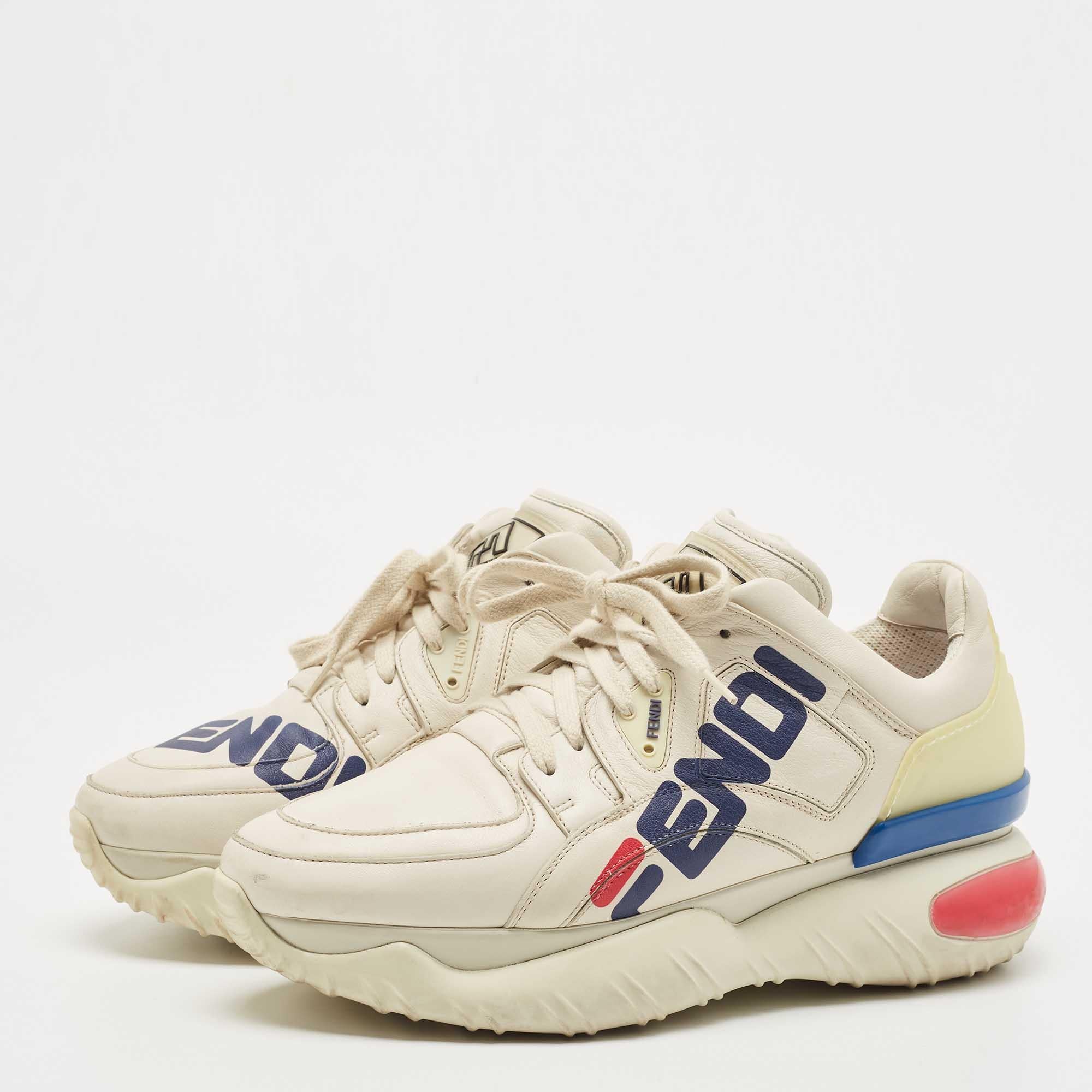 Con una silueta clásica, estas zapatillas de diseño son una combinación perfecta de lujo, comodidad y estilo. Estas zapatillas están acabadas con detalles de la firma y cómodas plantillas.