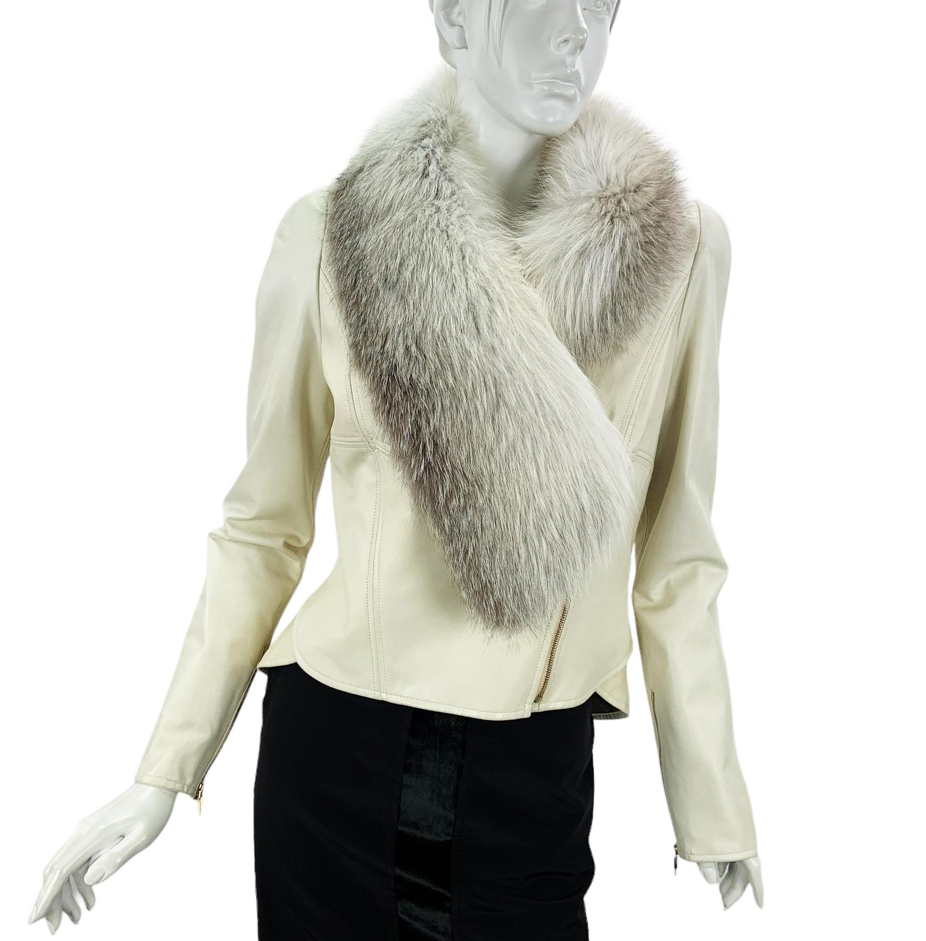 Fendi Leather Fox Fur Collar Jacket
Italian size - 44 ( please check measurements provided )
100% leather, Fox fur attached collar, Zip closure, Peplum-waist.
Fully lined - 90% fleece wool, 10% elastane. 
Measurements approx: Length - 20 inches (