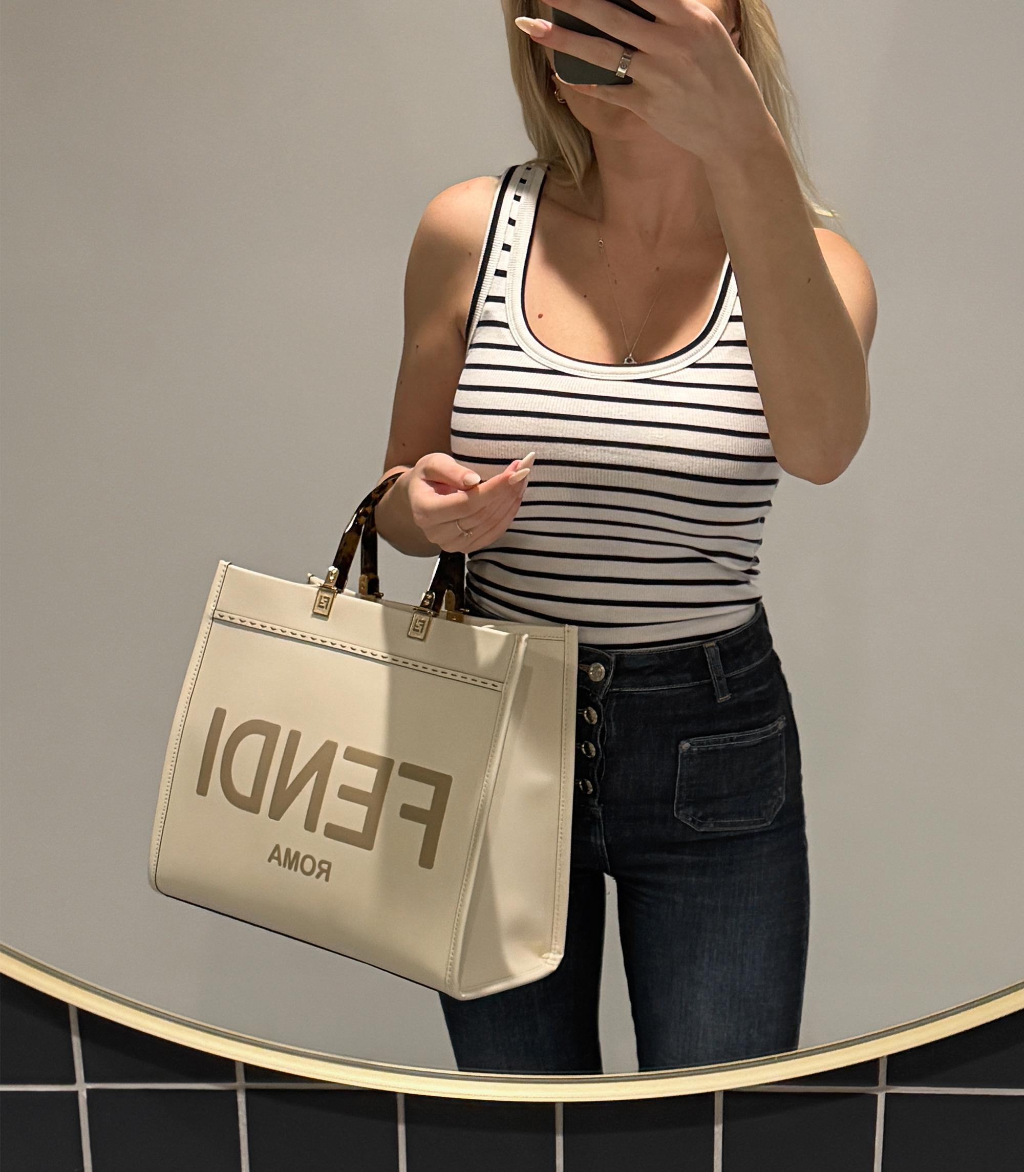 Fendi Creme & Taupe Geprägtes Kalbsleder Medium Sunshine Tote

Details zum Produkt
Xupes Ref: HB5903
Marke: Fendi
Modell: Medium Sunshine Tote
Typ: Tote, Schulter
Seriennummer: 07966999
Alter: 2024
UVP: £2.250
Begleitet von: Fendi Staubbeutel,