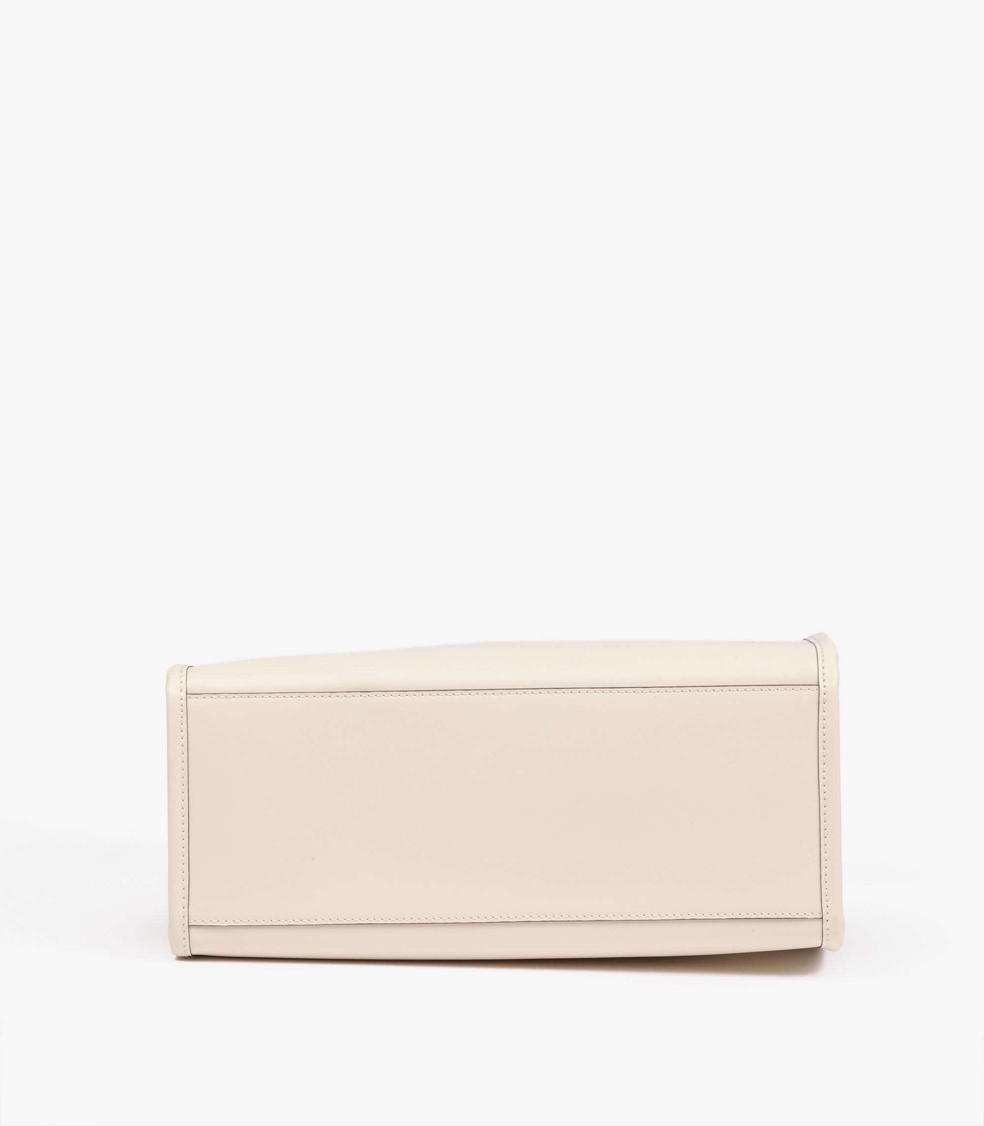 Fendi Creme & Taupe Geprägtes Kalbsleder Medium Sunshine Tote im Angebot 2