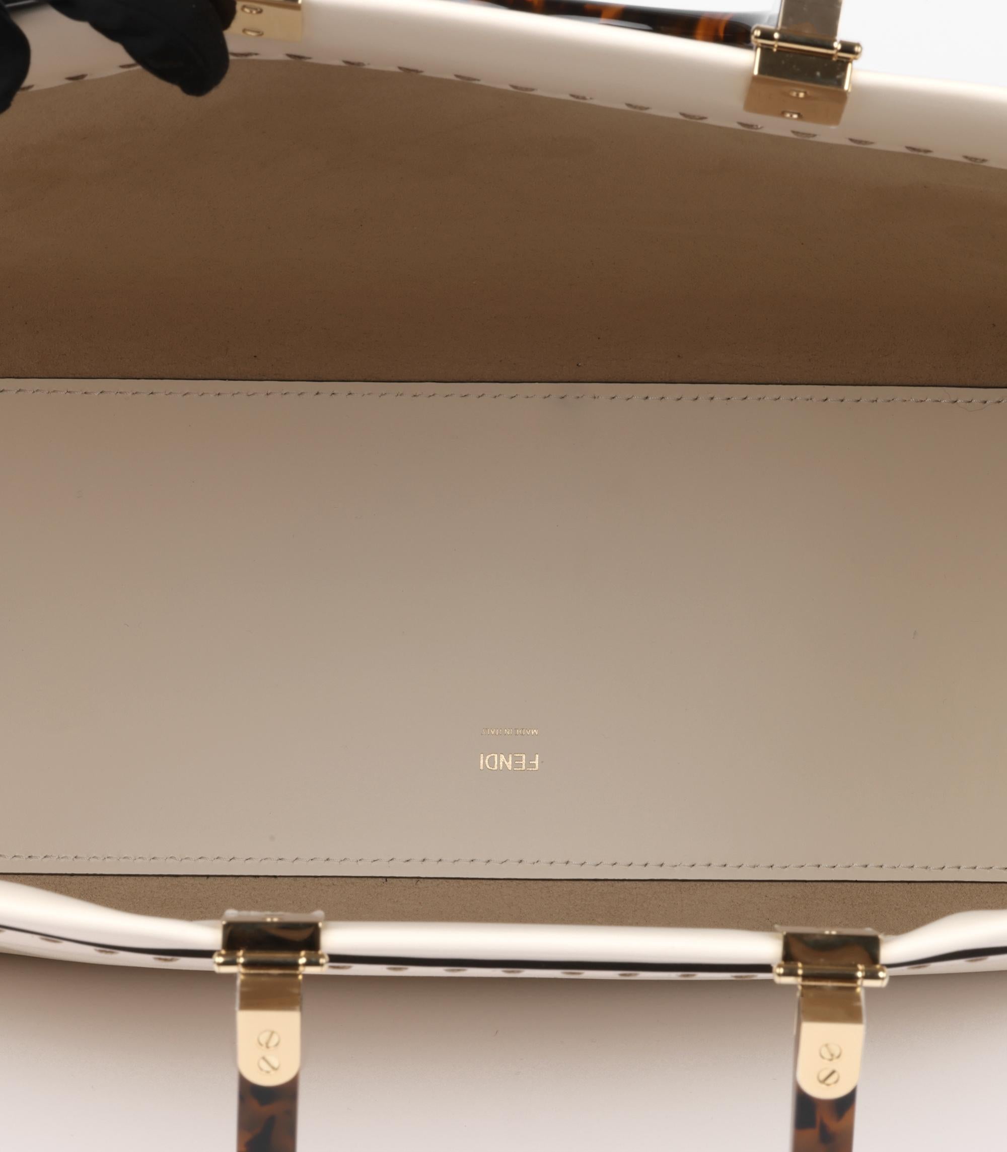 Fendi Creme & Taupe Geprägtes Kalbsleder Medium Sunshine Tote im Angebot 3